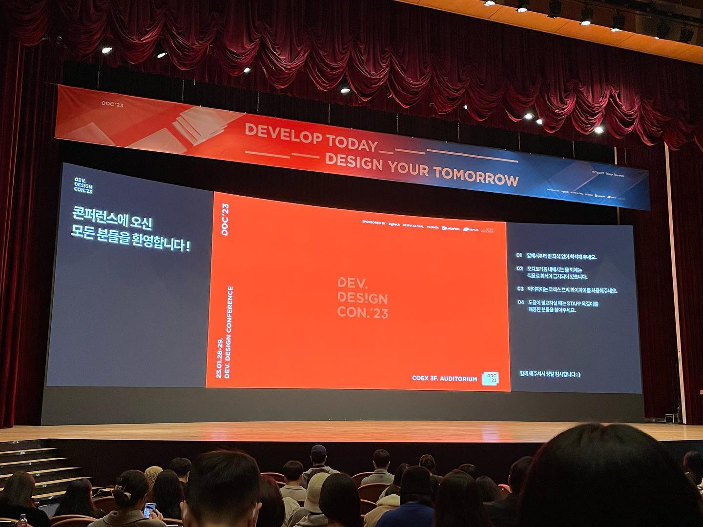 #DDC2023 #디디콘 #TECHIT #테킷 #롱블랙
#로지텍 

테킷과 디자인 스펙트럼의 DDC(Develop Today Design your Tomorrow) Design Day를 다녀왔어요.

개인적으로 김리연님의 '롱블랙이 경험을 설계하는 법' 부분이 가장 기억에 남았고 소름 돋았던 포인트들이 존재했어요.
다른 연사님과 다르게 리연님께서는 청중들이 궁금해 할만한 요소들을 자극하고 간지럽힌 뒤 그 부분을 해소하는 스토리텔링 방식을 통해 장표 구성을 한 것 같았어요.
서비스의 본질/차별화/존재에 대해 중요성을 강조하셨는데 너무나 공감하여 박수가 절로 나왔어요.

스몰톡 Q&A 중 비즈니스 임팩트와 사용자 경험을 동시에 어우를 수 있는 제품이나 서비스를 발굴하는 것이 얼마나 중요한지 깨달을 수 있었고요,
매일 방문해야 하는 서비스이기 때문에 개인화된 경험의 중요성을 위해 다양한 장치를 마련하고 계신 것에 대해 대단하다고 느꼈어요.
이번 기회에 롱블랙이 얼마나 사용자 중심의 서비스인지 알게 되었고, 브랜딩/마케팅/프로덕트 모두 일관된 메세지를 제공할 수 있다는 것이 놀라웠어요.

앞으로 라이프스타일을 넘어서 카테고리 확장을 기획하고 계신다는데 프로덕트 관련 콘텐츠들이 발행된다면 저는 미친듯이 샷추가 할 것 같아요.
감사해요. 덕분에 주말을 행복하게 마무리할 수 있게 되었어요.