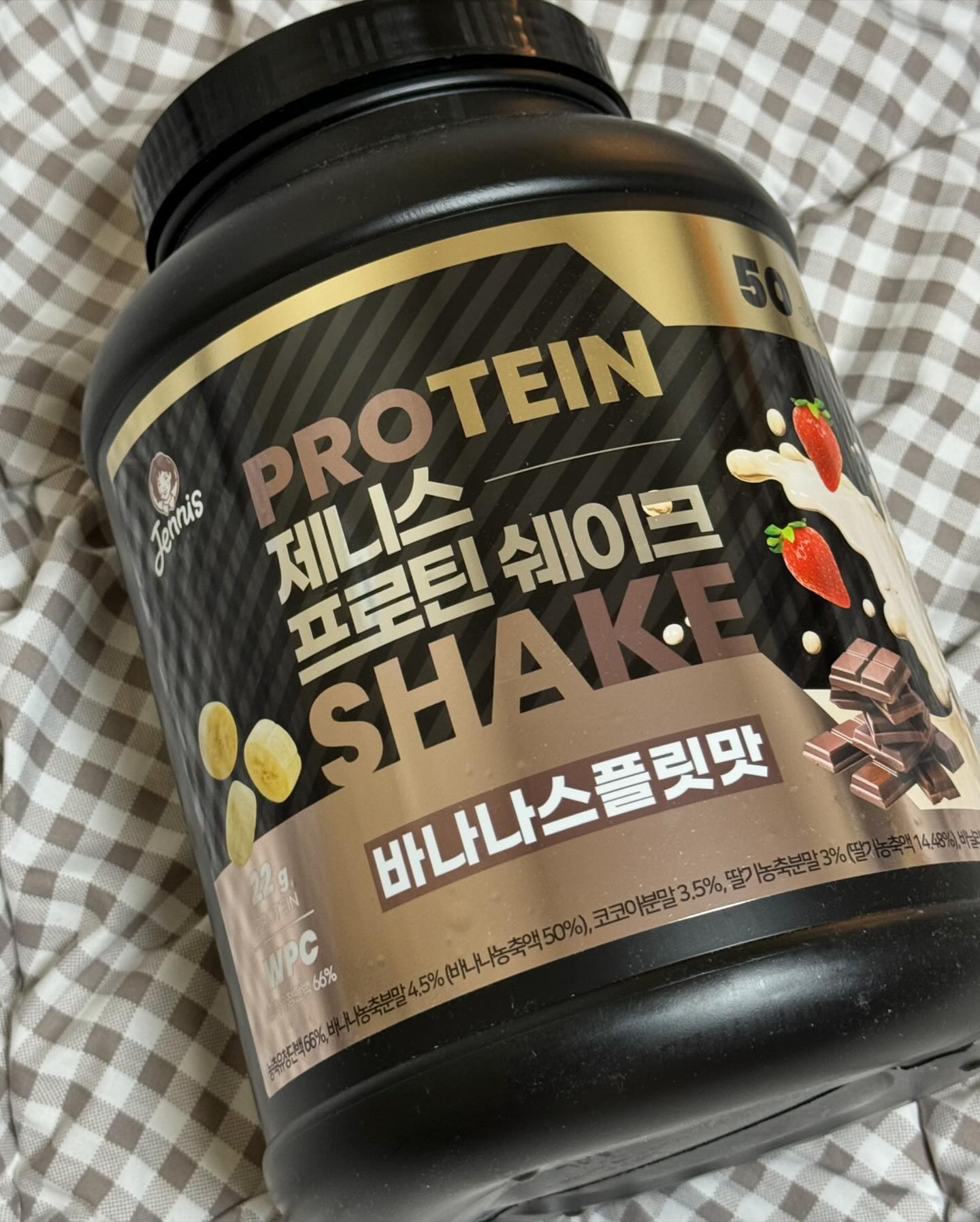 #협찬 요즘 운동 후 단백질 보충을 위해 챙겨먹는 #제니스프로틴쉐이크 💪🏋️‍♂️

구슬아이스크림 바나나스플릿맛은 세계 최초라고하는데
은은하게 단맛이라 맛도 넘 좋음💕
단백질 쉐이크 잘못먹으면 너무 느끼하고 비려서
금방 물리는데 이건 넘 맛있따아🙂

2kg의 대용량에, 단백질은 무려 22g !
분리대두단백질을 사용하여 필수 아미노산도 풍부~

쉐이크 통도 같이 보내주셔서 유용하게 사용중❣️
.
.
.
#제니스프로틴 #단백질쉐이크 #프로틴파우더 #다이어트 #헬스 #헬스타그램 #보충제 #식사대용바나나스플릿맛 #맛있는단백질 #프로틴추천 #먹스타드램 #좋반 #좋아요반사 #맞팔
