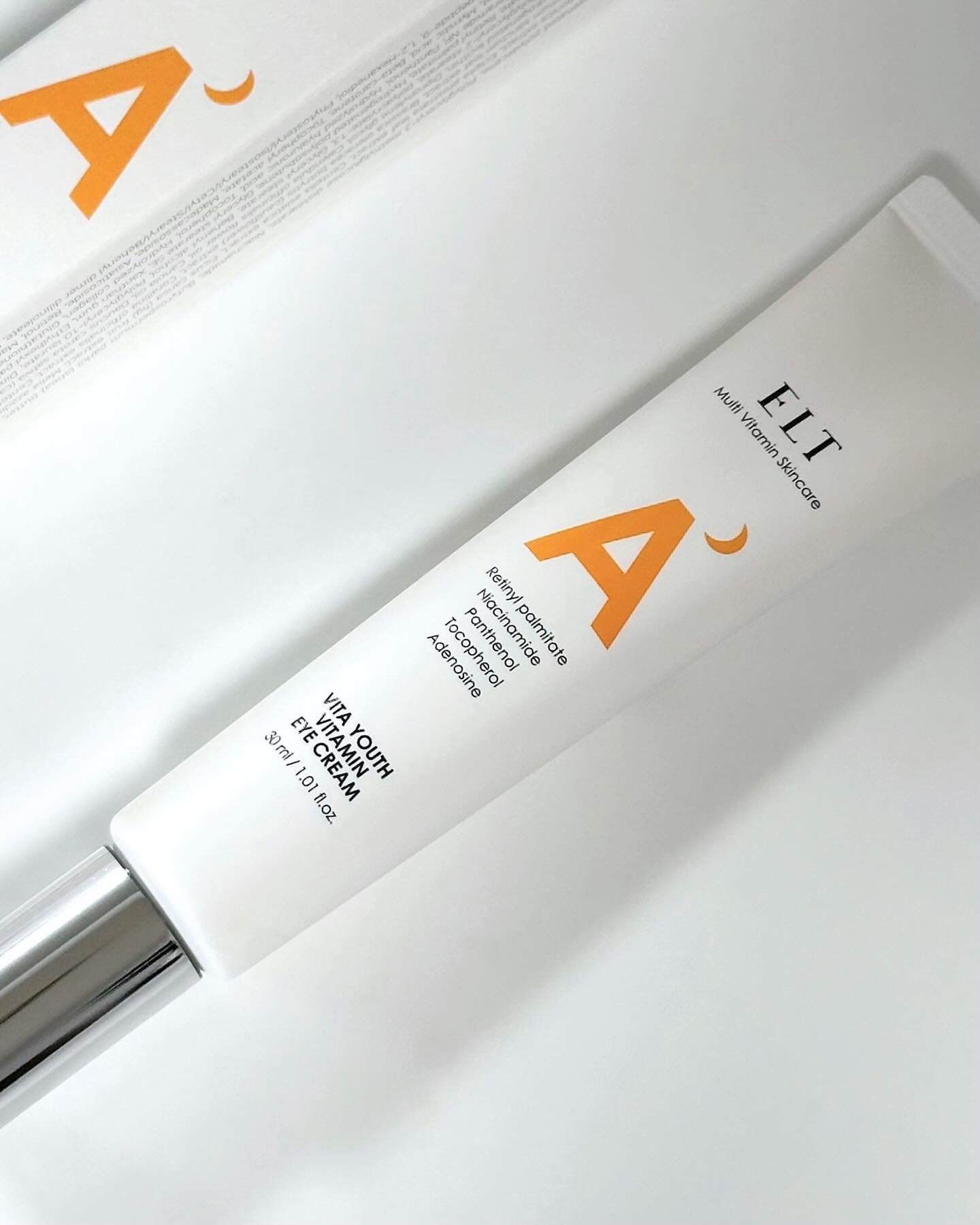 #협찬 eltcosmetics.official 

데일리 비타 레시피🧡
ELT 비타유스 비타민 아이크림

탄력을 잡아주고 칙칙하게 내려온 다크서클에도 도움을 주는
멀티비타 스킨케어🙌🏻

레티놀성분이라 해도 카렌듈라에서 추출된 레티놀로인해 민감한 피부에도 자극없이 쓸수 있다, 아침에도 사용해도 되는 제품인데, 난 밤에 주로 사용중🌙 

수분감이 많아 촉촉한데, 흡수력도 좋아😆 
다크서클역시 저자극 레티놀 성분으로 좋아지겠징, 매일 꾸준히 발라줘야 뭐든 효과있는법‼️

✅ 화해 뷰티어워드 2022 1위 달성(주름케어부문)

✅ 병풀(시카)이 함유되어 민감한 피부도 사용 가능

안심하고 사용할수 있는 제품 뉴트리스킨케어 #이엘티코스메틱 
[비타민 아이크림] 으로 눈가주름& 다크서클 쉽게 케어할수 있다

#elt비타유스비타민아이크림 #레티놀아이크림 #탄력아이크림 
#다크서클관리 #eltcosmetics #멀티비타스킨케어 #elt코스메틱