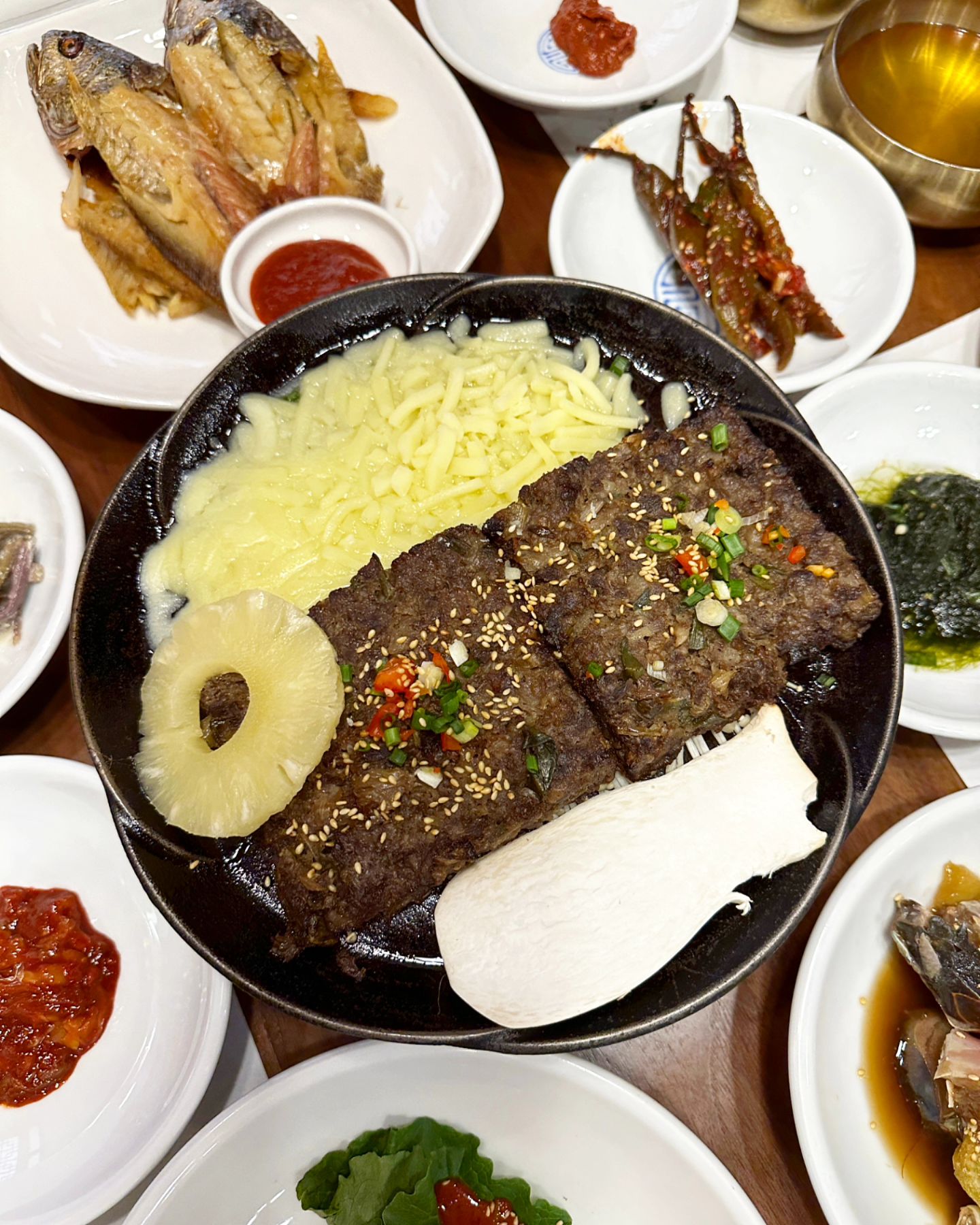 .
지난번에 이어 이번 모임도 한정식맛집
명궁관에서 !!🩷❤️

다들 지난번에 너무 맛있었다고 극찬을 해서
한번 더 먹으러 왔네요~~♡

프라이빗한 공간에서 맛있는 한정식을
즐기기에 너무 좋은곳~~😘😍

앞으로도 단골 찜찜 !!😙😉
.
.
#명궁관 #순천명궁관 #순천한정식 #순천시청맛집 #순천맛집 #순천중앙동맛집 #전남한정식 #순천떡갈비 #순천상견례