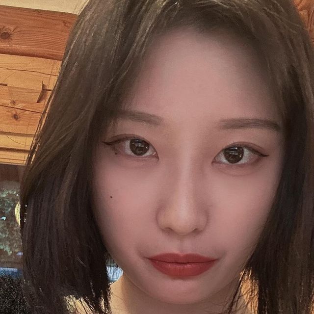 윤정 | hush on Instagram: "#광고 #행궁동카페도화 @cafedohwa ☕️수원 행궁동에 1000평의 잔디마당이 있는 카페 도화 ☕️ 밤 7시 이후 방문시에는 조명이 켜서 더욱 더 예쁜 카페 ☕️ 데이트 하기