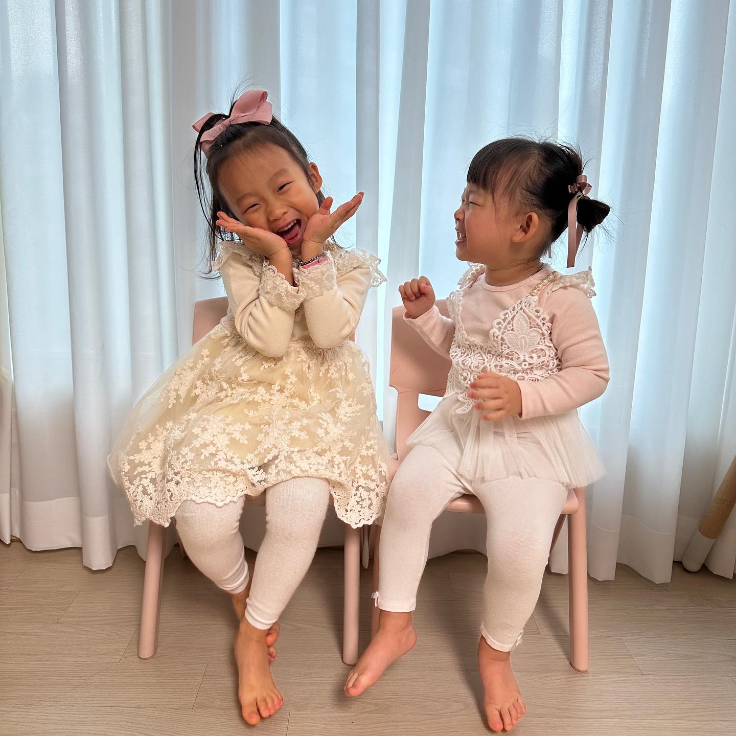 쟈니 D + 1556 👧🏻 즈니 D + 925 👧🏻
⠀
⠀
요즘 엄마한테 부쩍 앵기는 6살 첫째🤍

출근하지 말고 집에서 일하라는데,,,
증말 그르고 시퍼 😔😔
⠀
⠀
#맘약해지는엄마