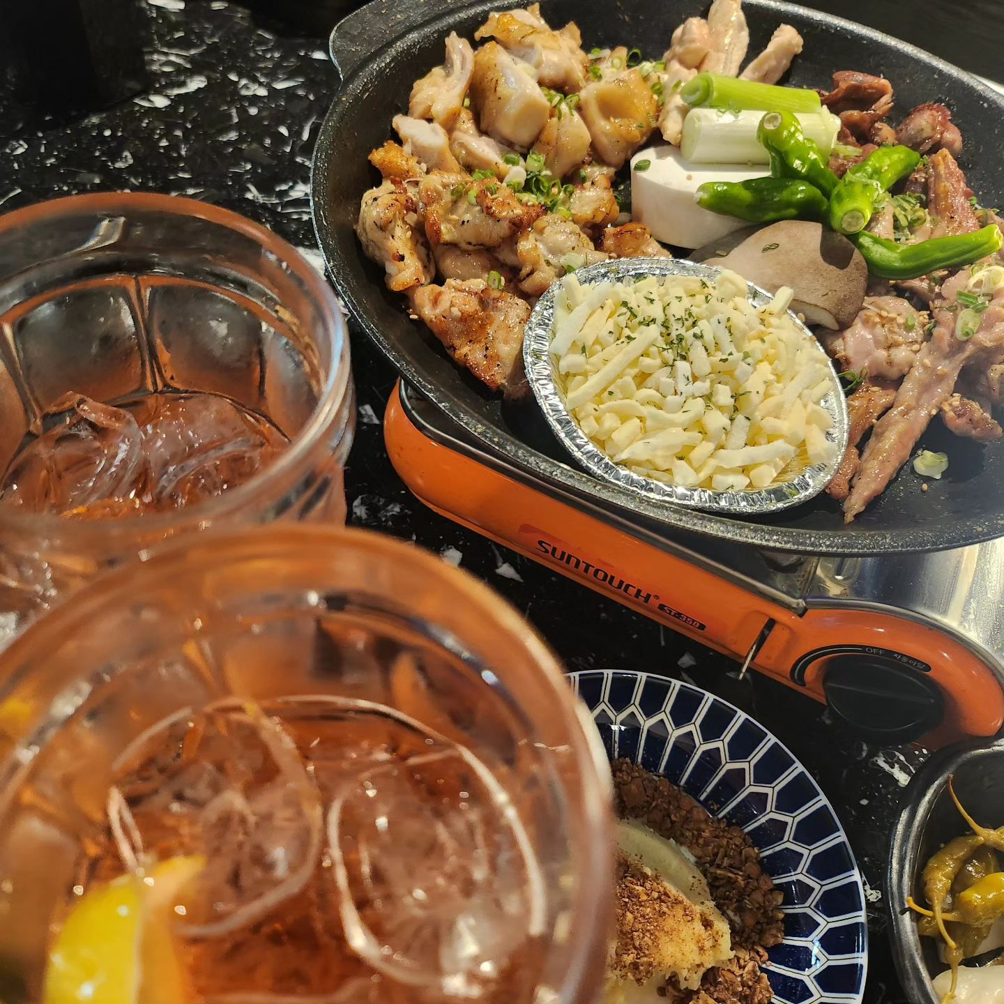 태권도장에서 첫 합숙을 하는 아이들 덕분에 오랜만에 친구와 밤데이뜌✨️
자몽하이볼.레몬진저하이볼 두 잔과 디카페인라떼로 행복한 밤이네요🌙🌠
우리 마미파파님들_굳밤되세요오💛🧡