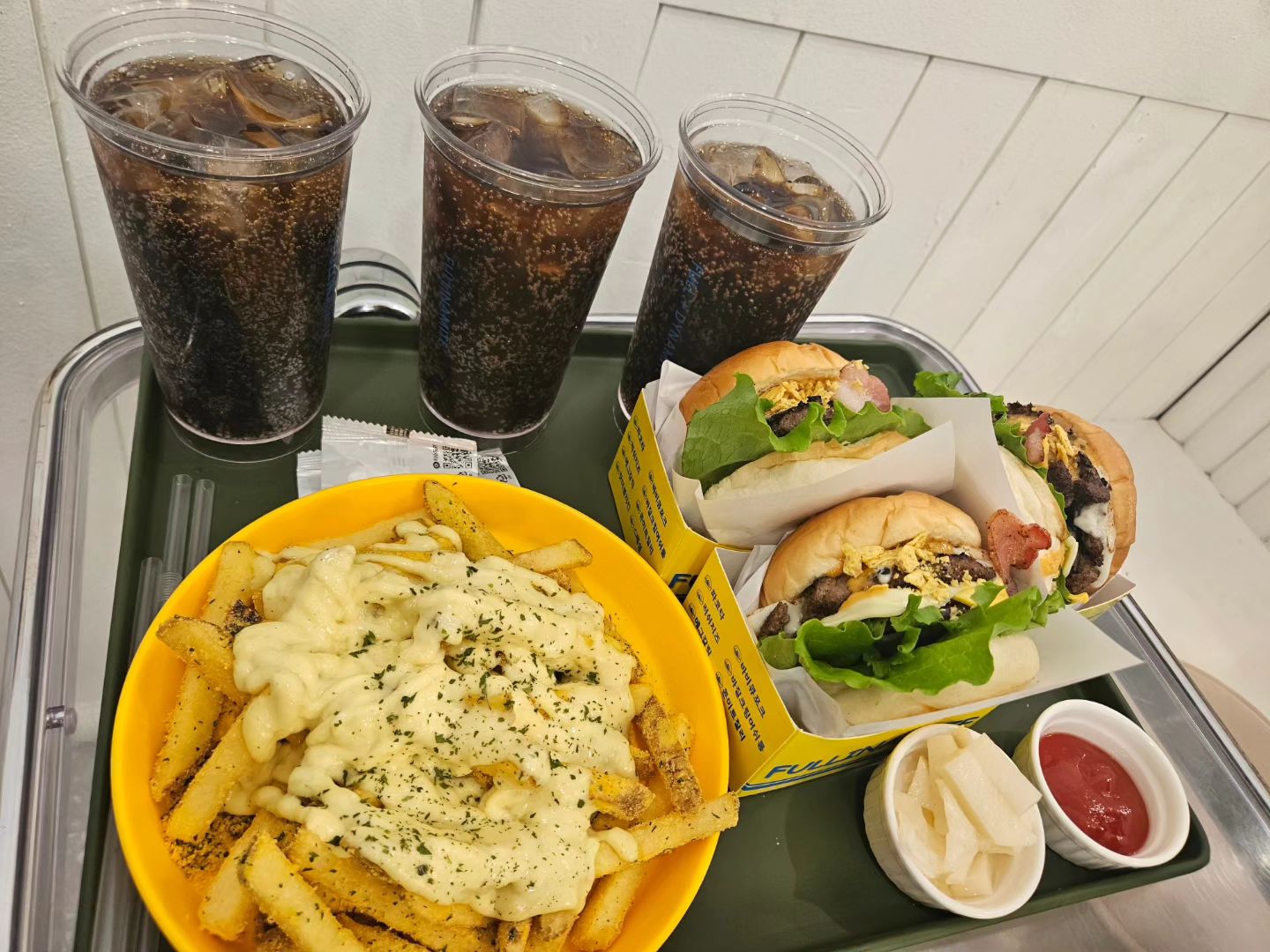 홍대 풀리너 마이트 🍔 

홍대 막내딸 남푠과 데이트 

버거 데이트 막내가 좋아하는
햄버거

패티가 넘나리 맛나고

폴린프라이 완전맛남!!

#홍대맛집
#풀리너마이트
#홍대

#먹스타그램

#푸드스타그램 #존맛탱 #맛있다 #먹팔맞팔 #먹방 #맛스타그램 #맛집스타그램 #맛집탐방 #비주얼깡패 #음식스타그램 #핵존맛 #맛집추천 #먹방 #먹스타 #먹팔 #먹팔선팔