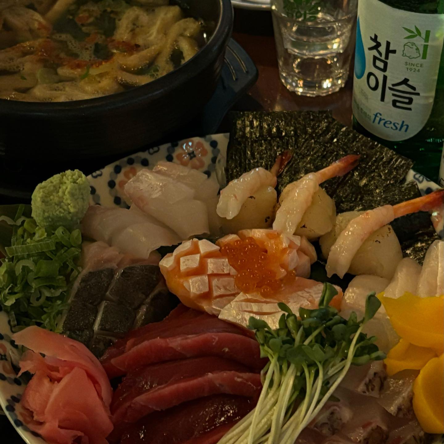 #협찬 | 조용한 분위기 이자카야에서 고급스러운 사시미 먹고싶을땐 여기로🍶🍣🤍

”우즈마키 방이점“

저희 2명이서 사시미 중짜 시켰는데 생각보다 양이 많아서 배불렀어요🤰
회가 두껌고 큼직하게 썰어져 나와서 정말 입안 가득 차더라구요😆💗
한 입 먹고 넘넘 맛있는 표정으로 서로를 바라봤답니다 ㅎㅎ😄
서비스로 따뜬한 우동국물도 주셨어요🍜
꼬치와 오꼬노모야끼 등 맛있는 안주가 많고 사케도 다양하게 팔고 있었습니다🧡

분위기도 너무 좋아서 데이트 장소로 딱이고 대화 나누기 좋더라구요💬
단체석도 있고 바테이블도 있어서 다양한 좌석에서 즐길 수 있어요 ㅎㅎ
방이동에서 술 한잔 할때는 무조건 여기로 오려구요👏

📍우즈마키
서울 송파구 위례성대로20길 23 1층 우즈마키

👣방이역 1번 출구 

☑️제철 모듬 숙성사시마(중) 3.5

🕖매일 17:00-01:00

🎁네이버 알림받기 리뷰이벤트 모찌리도우 쿠폰 증전

#방이동술집#우즈마키#방이동이자카야#방이역술집#방이역이자카야#송파구술집#방이동사시미#방이동초밥#방이동맛집#이자카야추천#방이동데이트#잠실데이트#잠실횟집#잠실이자카야#먹팔#서울맛집#서울맛집추천#서울술집