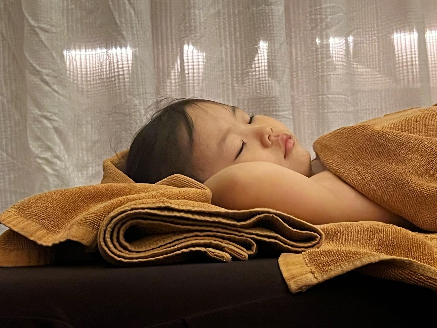 1일1 마사지 소유
사실 엄마빠 마사지 받고 싶어서 
네일로 꼬시고 패디로 꼬시고😹
어차피 한국에서는 네일도 패디도 마사지도 못해줘ㅋㅋㅋㅋㅋ
4살 호강 다낭에서 제대로 누림❤️