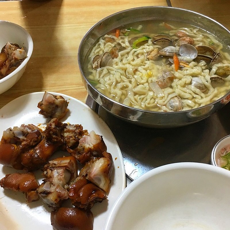 📍 대전 도마동 한울해물칼국수

✧ 칼국수 6000원
✧ 족발(소) 7000원

대전은 칼국수의 도시라는것 아시나요..
그만큼 맛난 칼국수집이 많은데 해물칼국수는 바로 여기가 원탑‼️
국물이 진짜 해물이 잘 우러난 진한맛에 족발도 꼬들꼬들 맛있어요👍
칼국수는 1인 시키면 그릇에, 2인부터 큰 솥(?)에 나와요
5시에 닫지만 그 전에 재료소진으로 닫을 때도 잦아요 !

#딤딤맛집 #대전 #대전여행 #대전맛집  #food #대전데이트  #먹스타 #먹스타그램 #맞팔 #선팔 #선팔하면맞팔 #followforfollowback #like #daejeon #도마동 #도마동맛집 #한울해물칼국수 #해물칼국수 #칼국수 #족발