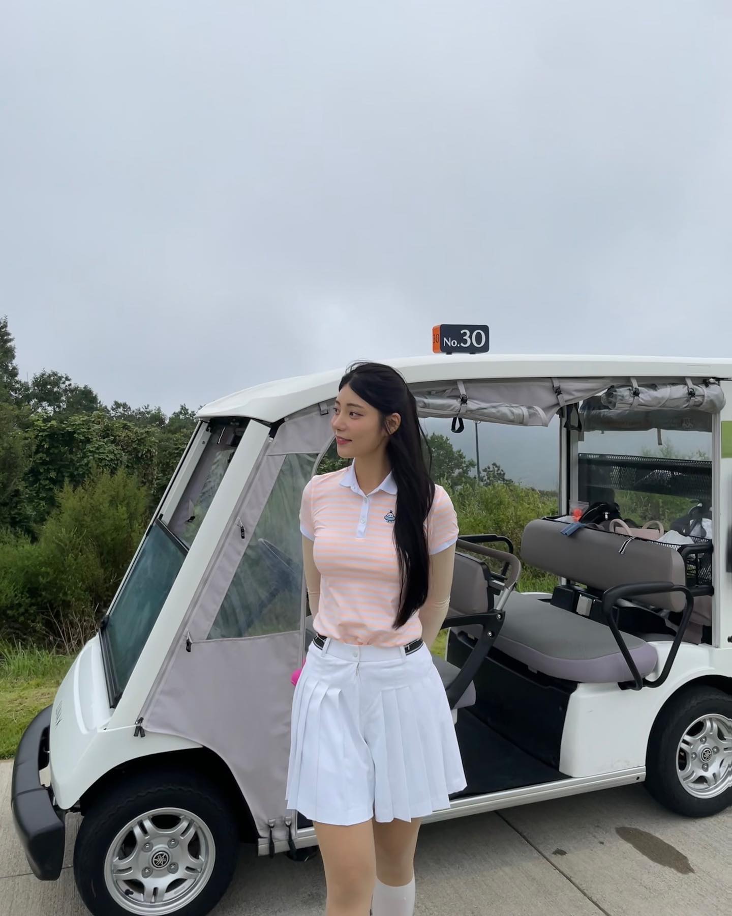 야간으로 왔는데 
날씨 넘 좋다아🌴 
골프옷 소재도 시원하고
치마바지라서 넘 편한! :)
홀릭과 함께 여름라운딩 준비 완료⛳️

official_holicnplay
#홀릭앤플레이 #여름골프웨어
#holicnplay #골린이추천
#골프스타그램 #골프치마 #골프바지 #협찬 #골프협찬 #루나엑스 #경주 #경주맛집 #골린이 #백돌이