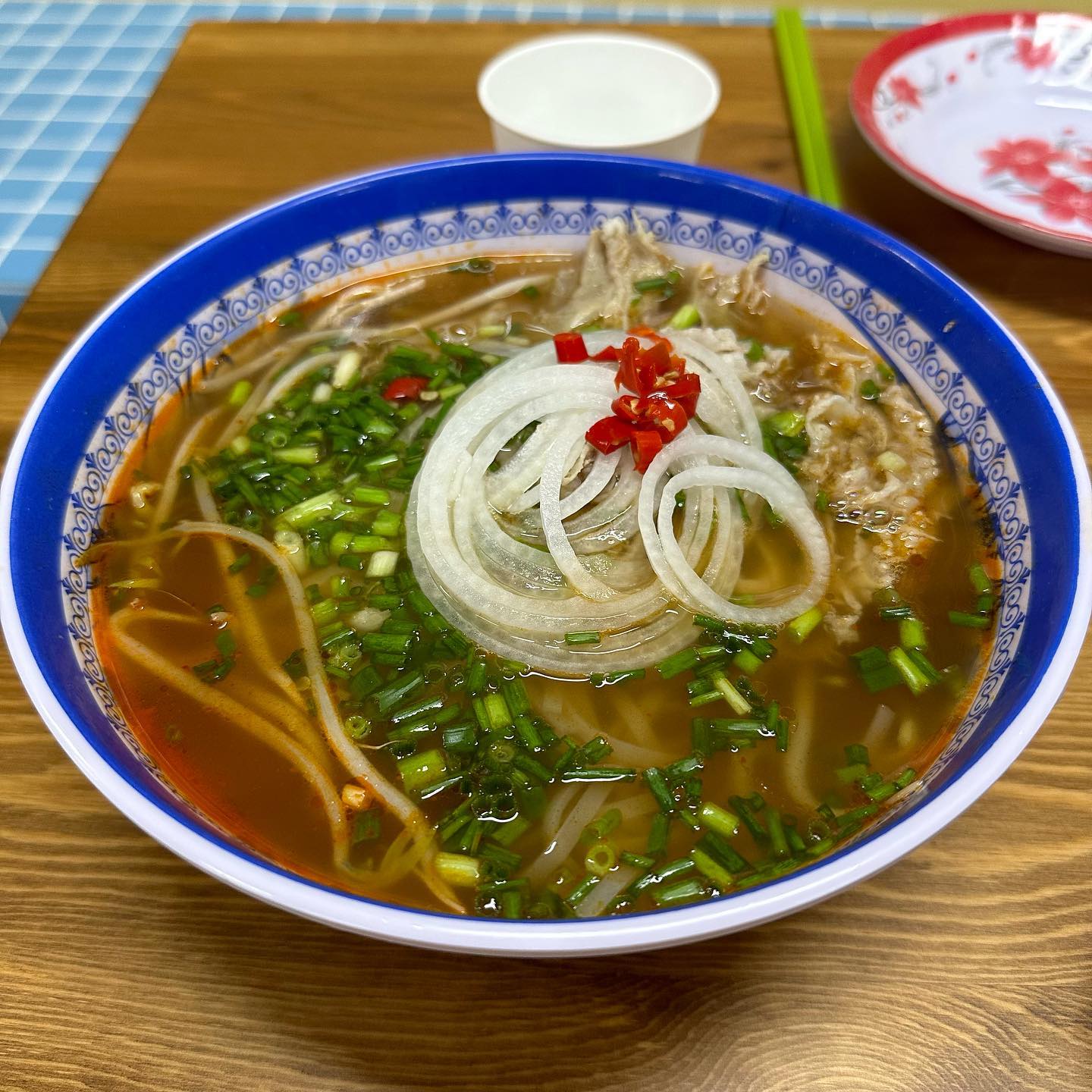 #까몬#까몬쌀국수#포항쌀국수#포항맛집#베트남쌀국수#쌀국수#분짜

쌀국수 맛집 까몬에 다녀왔어요!
들어가자마자 느껴지는 베트남 향,
깔끔하고 독특한 인테리어,
핫플인 이유가 있더라구요!

#매운양지쌀국수
#분짜
#까몬볶음밥
#크림새우
이렇게 총 4메뉴를 먹어보았는데요!

쌀국수 얼큰하고 양도 많아 진짜 맛있었고

크림새우도 엄청 바삭하고 맛있었어요🥺

분짜는 날파리가 두마리나.. 있어서 다 먹진 못했습니다😢😢

볶음밥은 조큼 싱거웠어요..!

가시면 새우랑 쌀국수 꼭 드셔보셔요🤍

✔️주소: 경북 포항시 남구 효자로118번길 40-10 1층 까몬 포항효자점

📞연락처: 0507-1342-8537

⏰매일 11:30-21:00
브레이크타임 15:00-17:00
라스트오더 20:15