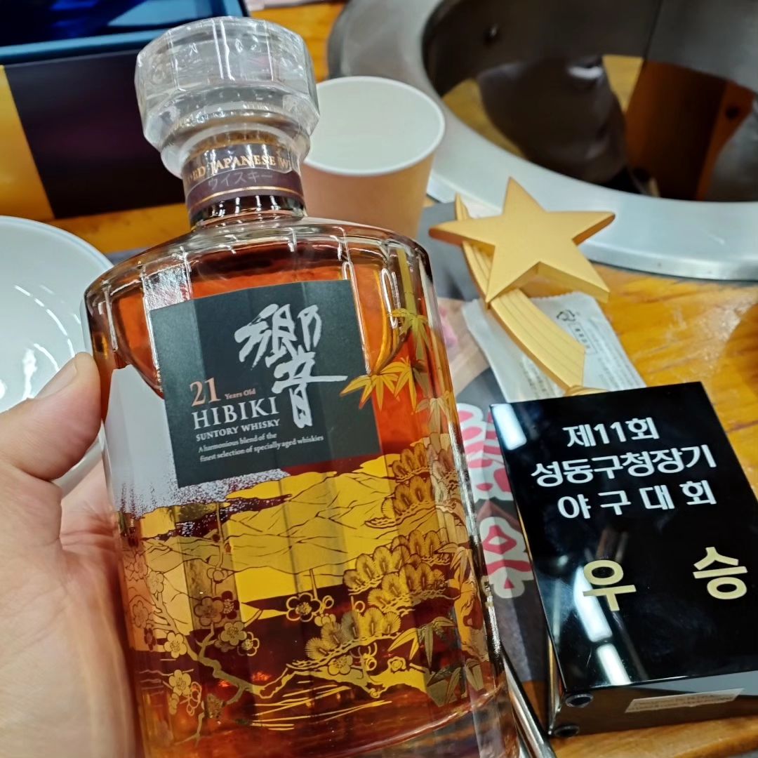 비록 29년 묵은 우승주는 아니지만 히비키 21년산으로 우승축하연! 맘모스 창단 21주년 기념 ㅋㅋ #야구대회 #우승가즈아🏆 #성동구청장기 #개포맘모스 #V11 #야구스타그램⚾