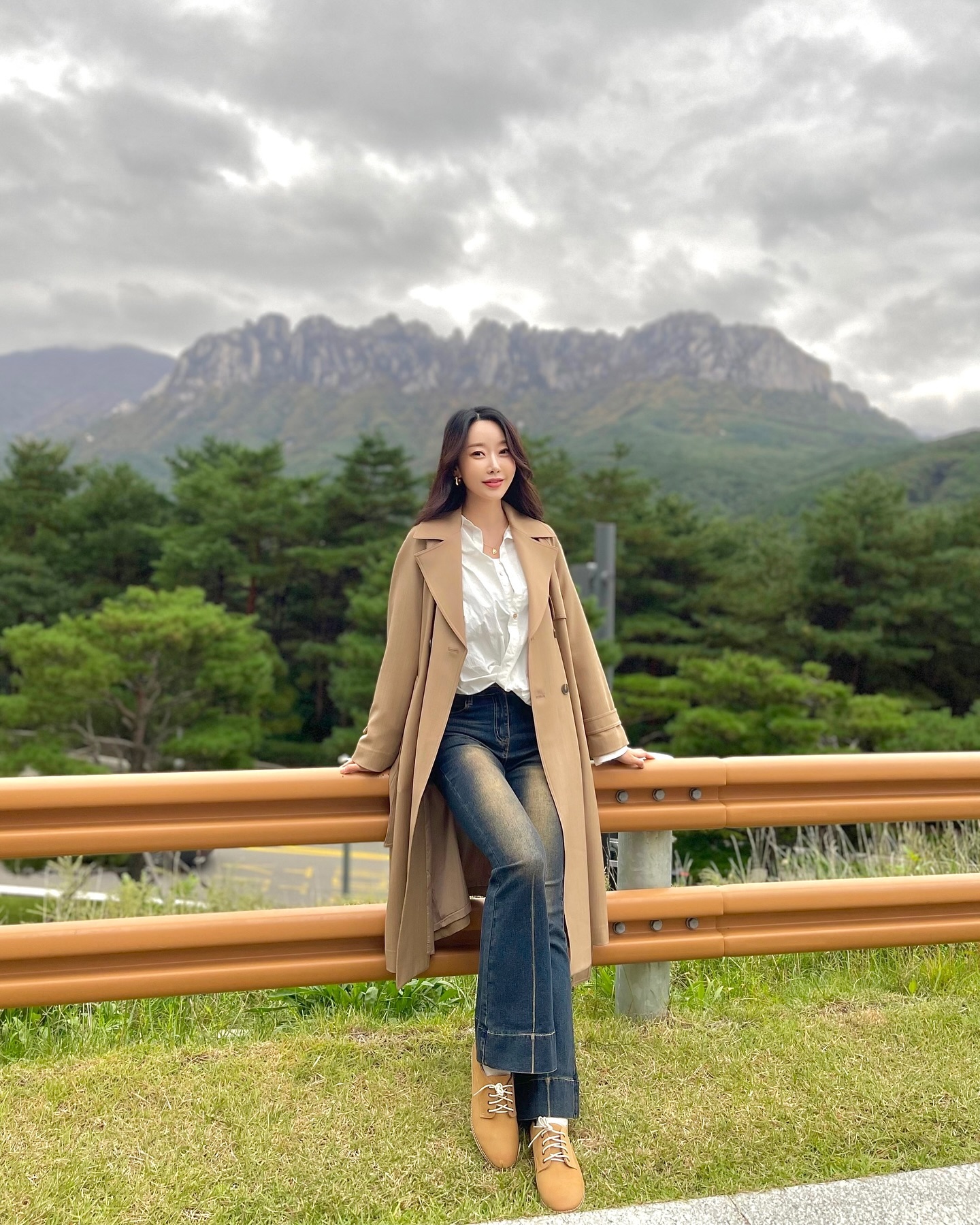 가을엔 트렌치코트지! 
기본 코디에두 살짝 걸쳐만주면 바루 추녀 등극! ㅎㅎ 
이번 케네스레이디 트렌치 디자인 정말 잘빠졌당 
원단두 차르르하니 넘 고급스러움 
바이린샵 bylynn.shop 에서 구매 가능해💕

kenneth_lady #바이린샵 #케네스레이디 #장다아패션 #여름신상 #하객룩 #로맨틱룩 #직장인룩 #원피스코디 #트위드자켓 #데이트룩