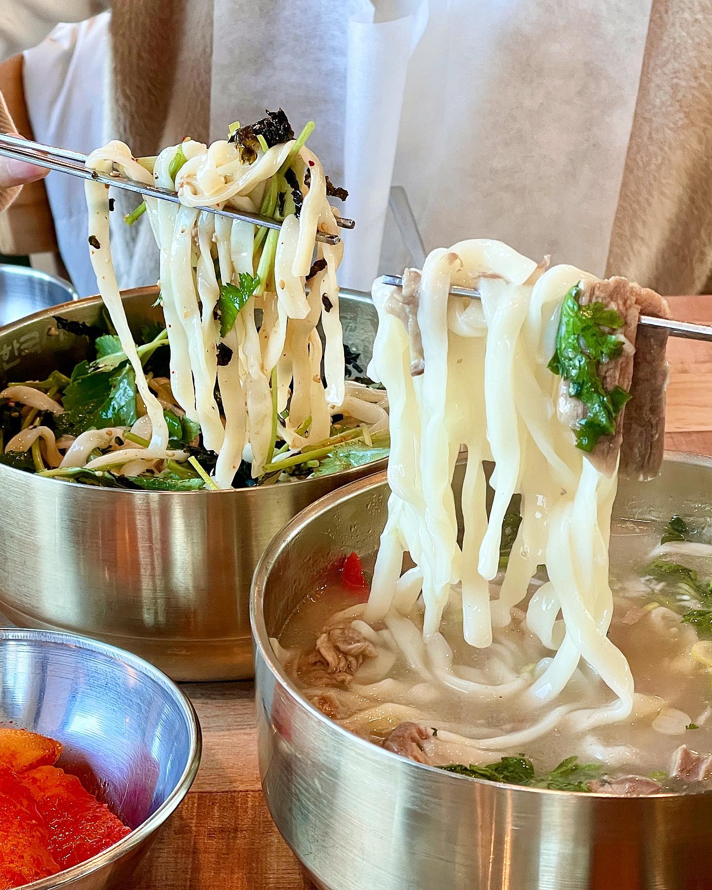 #운양동맛집 #한국시
_
운양동 #칼국수맛집 👏🏻
한우투뿔 고기가 부드럽고
고기국물이 진한 우국시도 맛있고,
새콤달콤한 양념에 참나물이 잘 어울리고
들기름 향이 좋은 들기름국시도
너무 맛있었어요!😋 추천!👍🏻