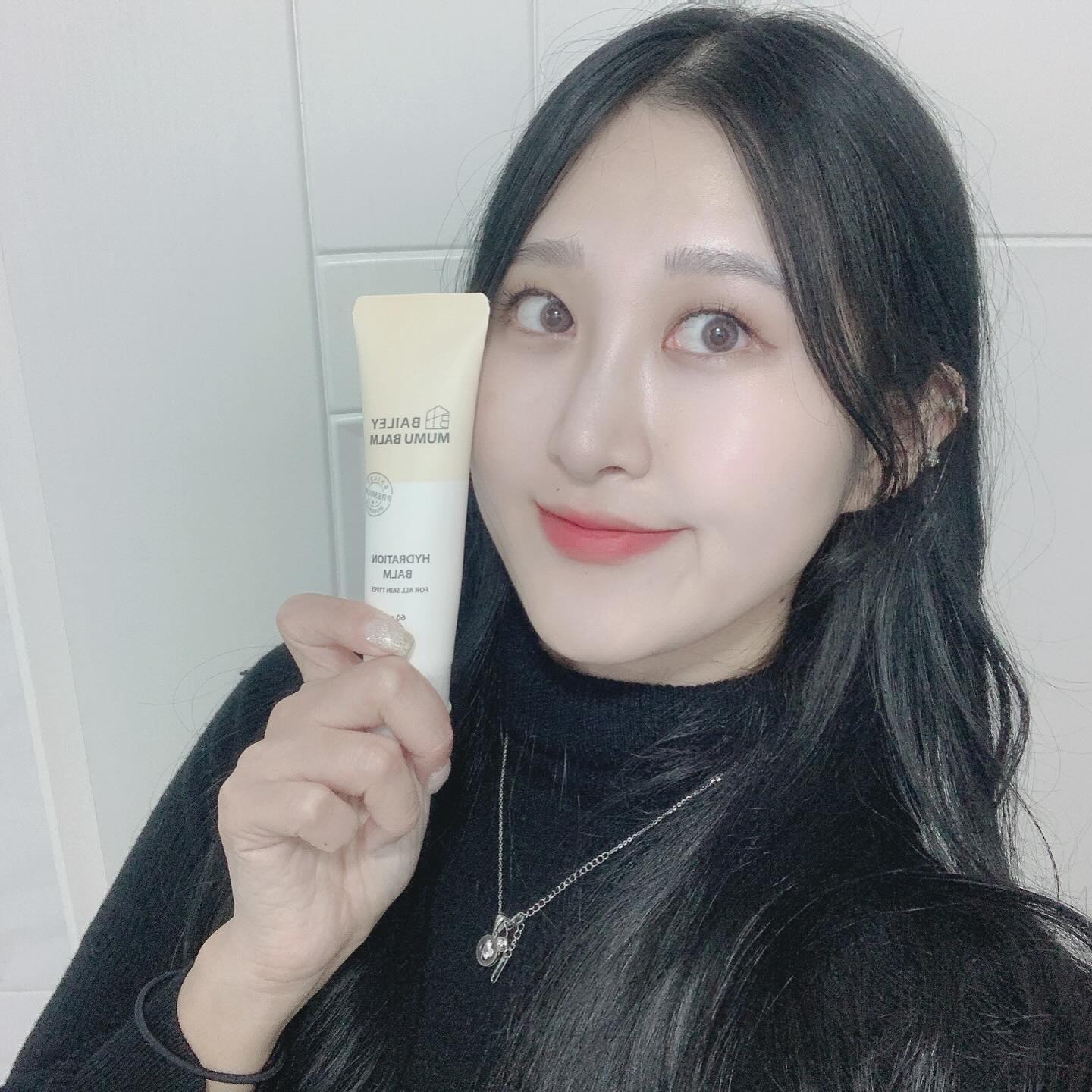 baileyhome_official
#베일리#베일리무무밤#무무밤

아가들부터 엄마까지
온 가족이 사용가능한 보습크림 🫧

사실 나는 피부 화장보다 지우는 클렌징에 더 신경쓰고
지우는 것 보다 기초에 더 신경쓰는 편이라
특히 스킨로션크림에 투자를 한다

비싸도 효과 못본 크림들도 많은데,
요즘엔 가성비좋고 순한크림 찾아서 쓰는 중

달맞이꽃 추출물이 들어간 베일리의 무무밤🌼
아가들이 사용할 수 있을 정도로 순하고
수분감이 가득한 고보습 크림이라서 환절기에 딱

내 아이가 문제성 피부로 고통받지 않았으면 하는 마음에서
정성스럽게 만들었다는 크림
피부에 순하게 흡수될 때 마다
그 마음이 전달되는 듯 하다 ( ੭ ･ᴗ･ )੭

곧 아가랑 다시 외국으로 출국하는 언니한테두
선물로 왕창 사서 챙겨줬당
할인할 때 더 저렴하게 무료배송으로 쟁여보시길 ♡