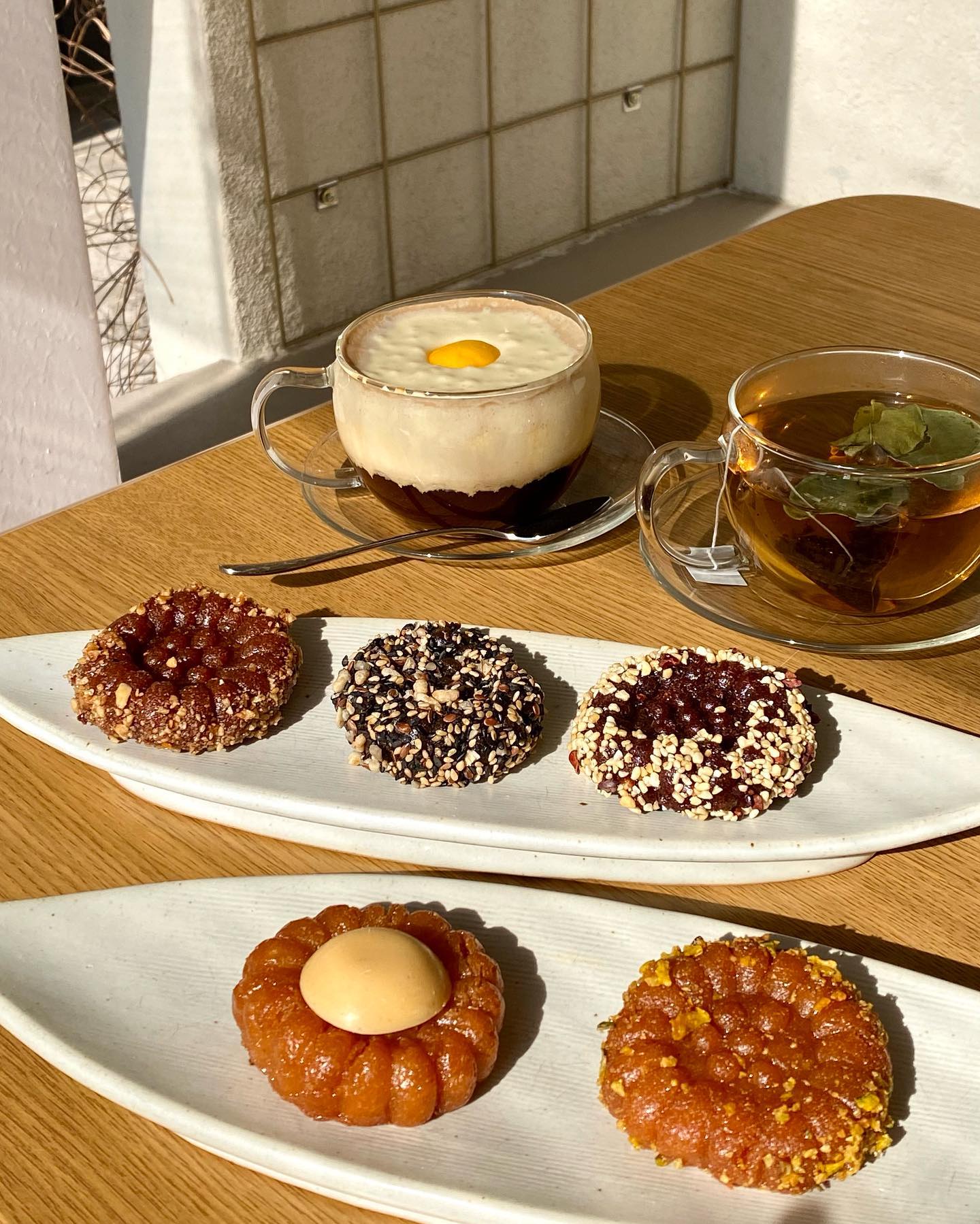 #협찬 #핸_전주
📍전주 바람약과

☕️ 계란커피 + 감잎차
🥮 바람호박약과 + 벨라지안초코약과 + 예천 흑임자약과 + 홍천 헤이즐넛커피약과 + 전주 계란약과

여기 비주얼 진짜 대박이죠..✨
전주 팔복동 공장마을에 위치한 약과 짱짱맛집!!!

특색있는 코타츠 테이블이 있어
따뜻하게 쉬다 올 수 있는 카페예요🫶🏻
포토스팟도 넘쳐나서 인생샷 무조건 가능📸

바람약과는 약과 종류가 정말 다양하더라고요!
하나하나 너무 예뻐서 먹기 아깝던 비주얼🥹
물론 넘 맛있어서 바로 순삭하고 왔습니다 ..ㅎㅎ

제 원픽은 예천 흑임자약과!!! 꼬숩고 진짜 맛있어요🖤
고급스러운 선물세트 구성도 판매 중이던데
다가오는 설날에 선물하기에도 좋을 것 같습니다✔️

#전주카페 #전주팔복동 #전주여행 #바람약과 #전주약과 #전주코타츠카페 #전주선물