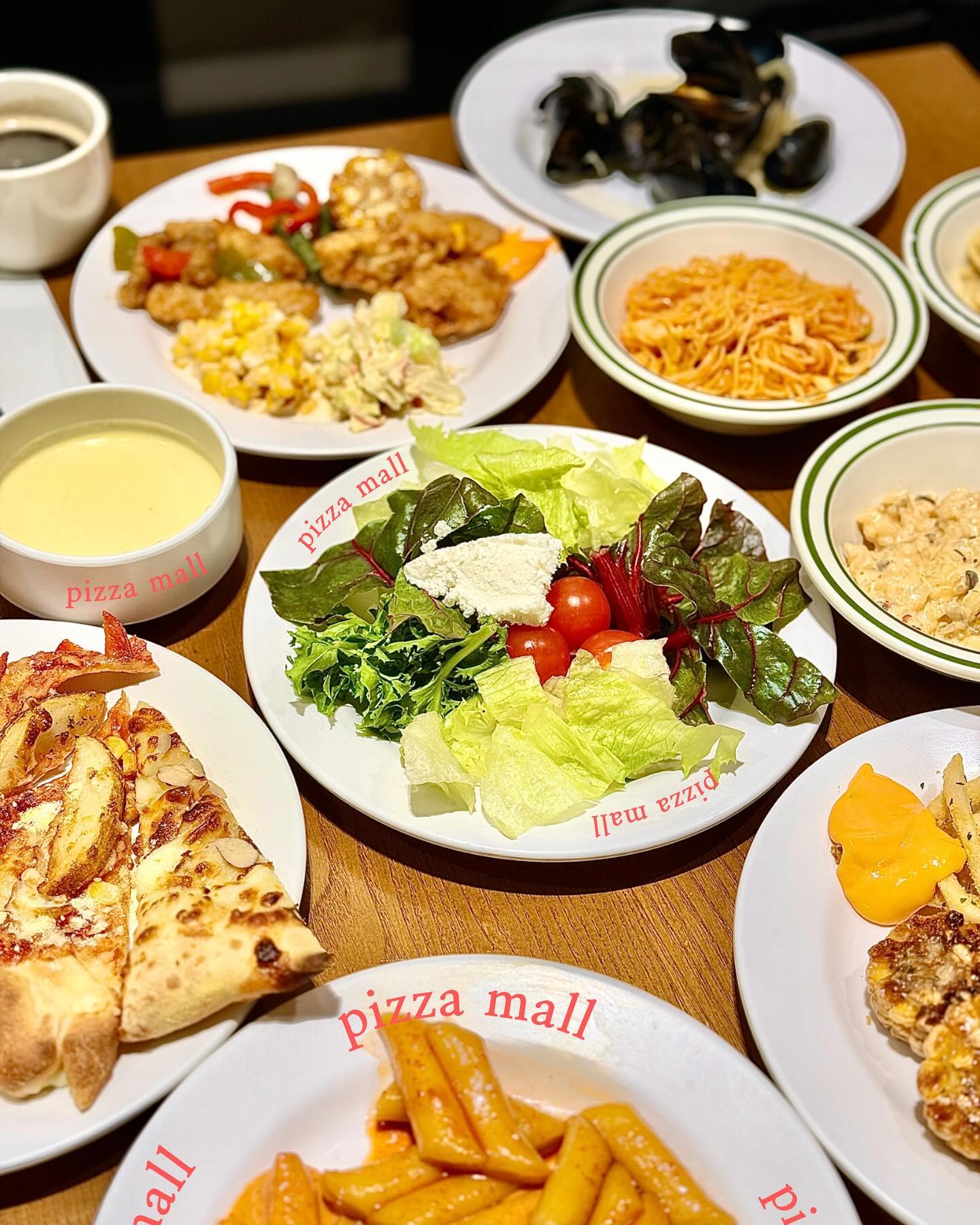 -
🤍피자뷔페 맛집,  pizza mall 🤍
이번에 피자몰에 방문하게 됐어요! 
다양한 음식들을 가성비있게 먹을수있는 피자몰NEW메뉴 한번 볼까요~?🍕

▫️4겹페페로니,아몬드크림치즈,포테이토치즈바이트 (디너,주말)
▫️할라피뇨마요 치킨(디너,주말), 로제크림넙적당면, 콘크림수프, 
  치즈포테이토수프, 아이스뱅쇼
▫️디저트: 레트로케이크 (주말), 체리초코브라우니 (디너,주말), 
  캐러멜초코칩아이스크림

☑️제가 제일 맛있게먹었던 베스트원픽 피자는? 아몬드크림치즈 
너무 자극적인 맛보다는 담백하면서 고소한맛을 좋아하는데요 
일단 치즈쟁이인 저는 크림치즈가 너무 맛있더라구요~
배불리먹고 집오면 다시 생각나는 맛
☑️두번째: 순살치킨 
바삭한 식감을 좋아하는데 식어도 바삭함이 살아있었고 
살이 부드럽고 촉촉해서 맛있었어요
☑️세번째: 캐러멜초코칩아이스크림
캐러멜이랑 초코를 좋아하지만? 너무 단거는 별로거든요
적당히 달달하고 커피랑 먹어도 맛있었어요 

주말식사는 역시 피자몰!👍🏻가족,친구와 함께 피자몰👍🏻
.
.

#반포맛집 #고속터미널역맛집#피자뷔페#샐러드바#피자맛집#고속터미널맛집#뷔페맛집#뷔페스타그램#먹스타그램🍴#가족외식장소#외식메뉴#뉴코아#뉴코아아울렛#뉴코아강남점