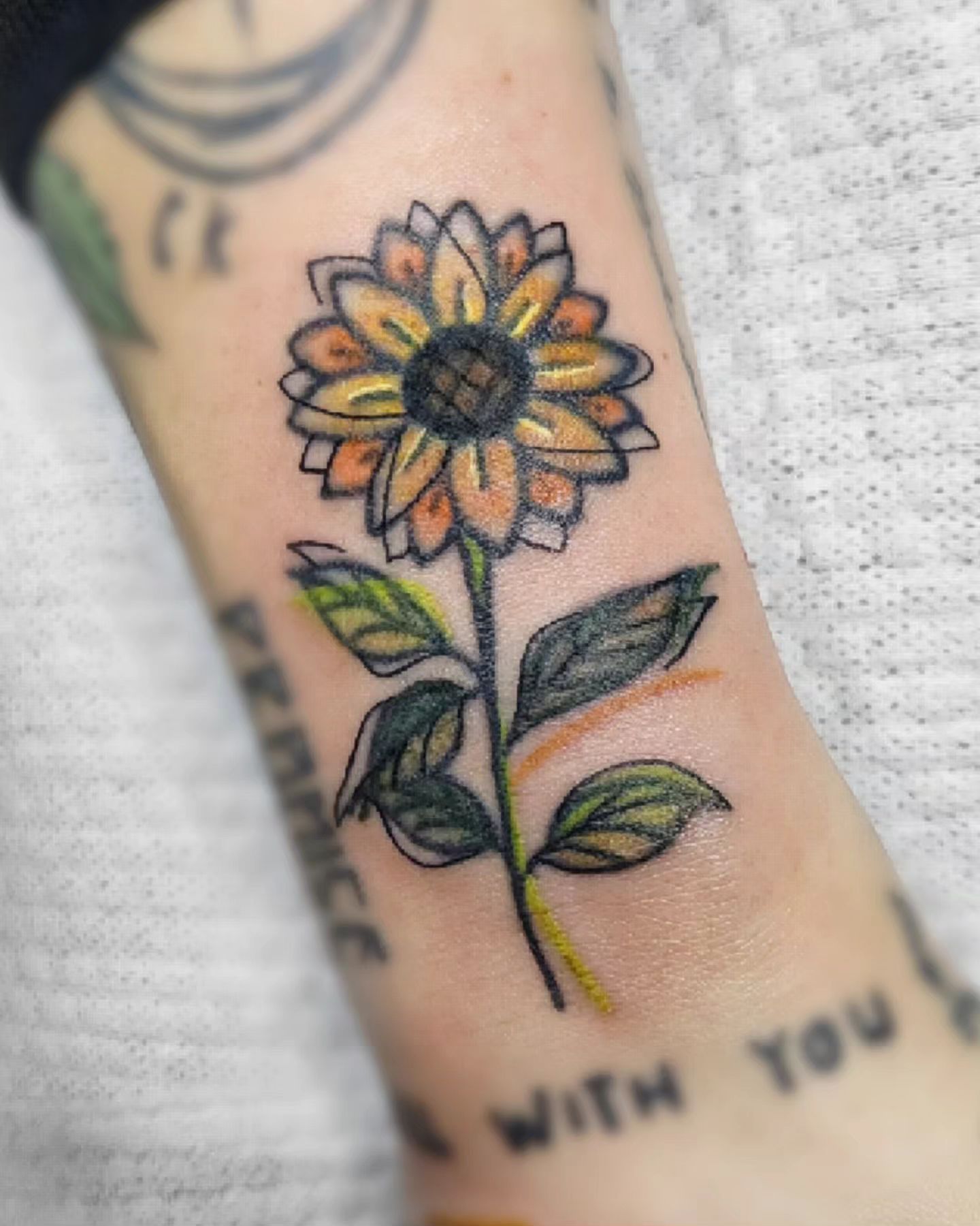 Sunflower 🌻 #touchuptattoo 
기존 타투의 모양을 살려 터치업 했어요. 
데미지를 줄이기위해 기존 타투는 건드리지않아서
살짝 뿌옇게 보일 수 있습니다.
모두 아물고나면 검은색의 톤은 같아집니다 :)
.
.
.
#sunflowertattoo #vegantattoo #원주타투 #원주컬러타투 #원주터치업타투 #커버업타투 #원주커버업타투 #영등포구청타투 #크레용타투 #색연필타투도안 #bkktattoo #bkktattooshop #tattoobkk