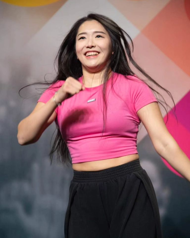 .
줌바 수업 많을 때는 쉬고 싶고,
쉬고 있을 때는 줌바하고 싶고 🤷‍♀️
(공감하시죠 모두..?)

다리를 크게 다쳐보니 🩼
두 발로 걸을 수 있는 것, 가고 싶은 곳에 걱정 없이 가는 것, 춤 추는 것 등
나도 모르고 있었던 소소한 것들, 당연한 것들에 대해 감사함을 느끼네요 🥲

모두 아프지 말아요 🤧
그리고 작은 것에 감사함, 소소한 것의 행복을 매 순간 누리면서 살아요 우리 🫶

📸 zumbajpn
#JAMFESTA #AsiaZumbaConference #AZC2023