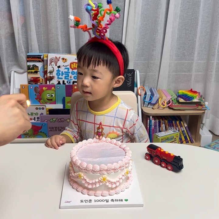 2024.09.26 도민준 #1000일

우리 민준이가 엄마뱃속에 나와 함께 지낸지 벌써 1000일!
첫 돌 지나고 나서 부터는 특별히 챙겨 준적이 없는데, 1000일은 그냥 지나가면 안될 것 같아서 작게나마 케이크 준비!
불꽃케이크가 너무 신기해서 주문해봤는데 우리쭈니 살짝 놀랐네😝 (사실 엄마도 살짝 놀람 ㅋㅋㅋㅋㅋㅋㅋㅋ )

신생아때부터 분유도 쭉쭉 잘 먹었고 밥태기 살짝 왔을때 빼곤 밥도 잘 먹고! 쿨쿨.. 잠도 많은 도민준👦🏻
지금까지 어디 심하게 아파 입원해본적 없어서 엄마아빠는 늘 감사하게 생각해. 지금처럼 밝고 웃음 가득한 아이로 자라줘💚 
사랑해🫶🏻

민준파파, 나 자신 고생해쓰.. 더 고생해보자!! 우리가족 화이팅!