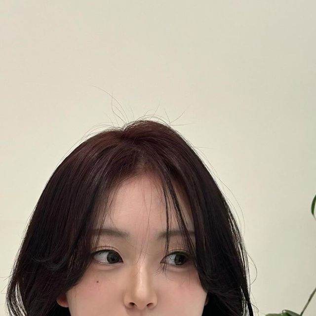  정 민 on Instagram: "사진엔 안 담겼지만 넘 넘 예뿐 머리 색.. 🍒
안 그래도 레드브라운으로 염색 하고 싶었는데 타이밍이 딱!⭐️

대기할 때부터 친절하게 말 걸어주시고 계속 불편한 건 없는 지 물어봐주셔서 머리 하는 내내 너무 편안했어요🫶

제 머리 너무 예쁘게 만들어주셔서 감사합니다 서진 실장님 🍒🫶"