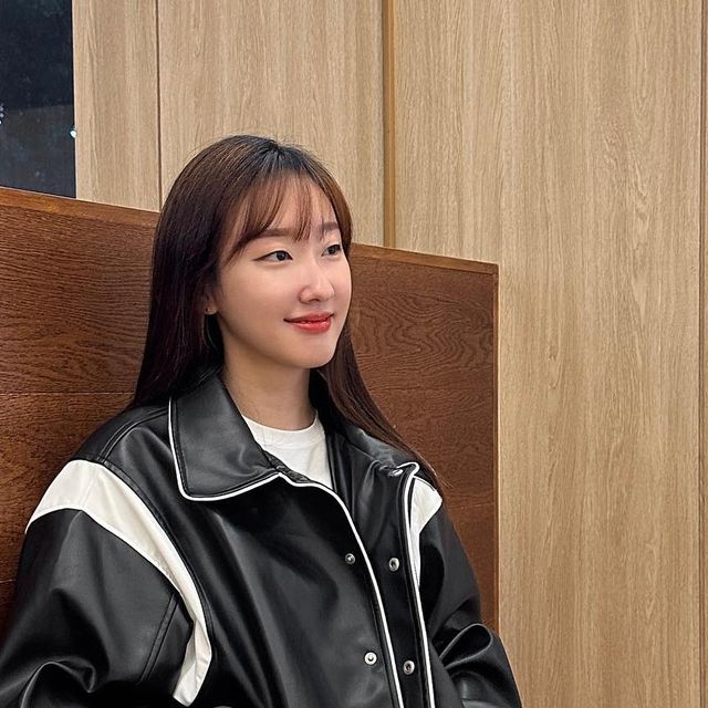 주으니 | 패션 on Instagram: "#광고 @standarderror_official 클래식한 디자인과 루즈한 실루엣이 매력적인 스탠다드에러, 바시티 레더 자켓 - 부드러운 소재감과 밑단 밴딩으로 캐주얼한 무드가 물씬