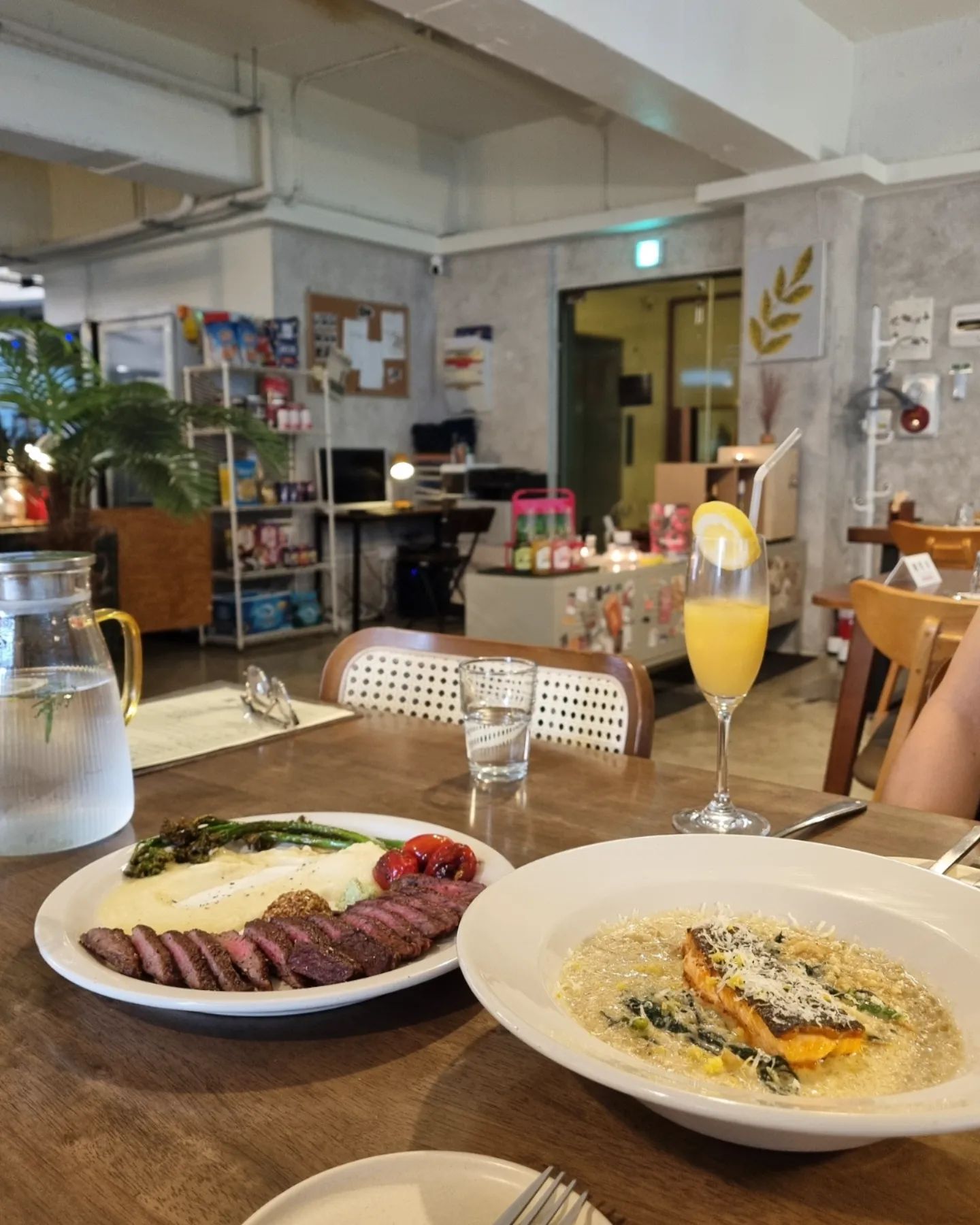 오랜만에 퇴근 후 분위기 좋은, 
차츰레시피에 방문해
맛있는 저녁 식사를 했어요

웰컴드링크 부터
살치살스테이크와 연어스테이크크림리조토
데이트 장소로 딱 좋았던 곳이예요

와인 한 잔을 곁들였으면 더욱
좋았겠지만 현실은 헬스장 행...

#차츰레시피 #식사제공 #수원맛집 #수원영통맛집 #수원영통구맛집
#살치살스테이크 #연어스테이크크림리조또