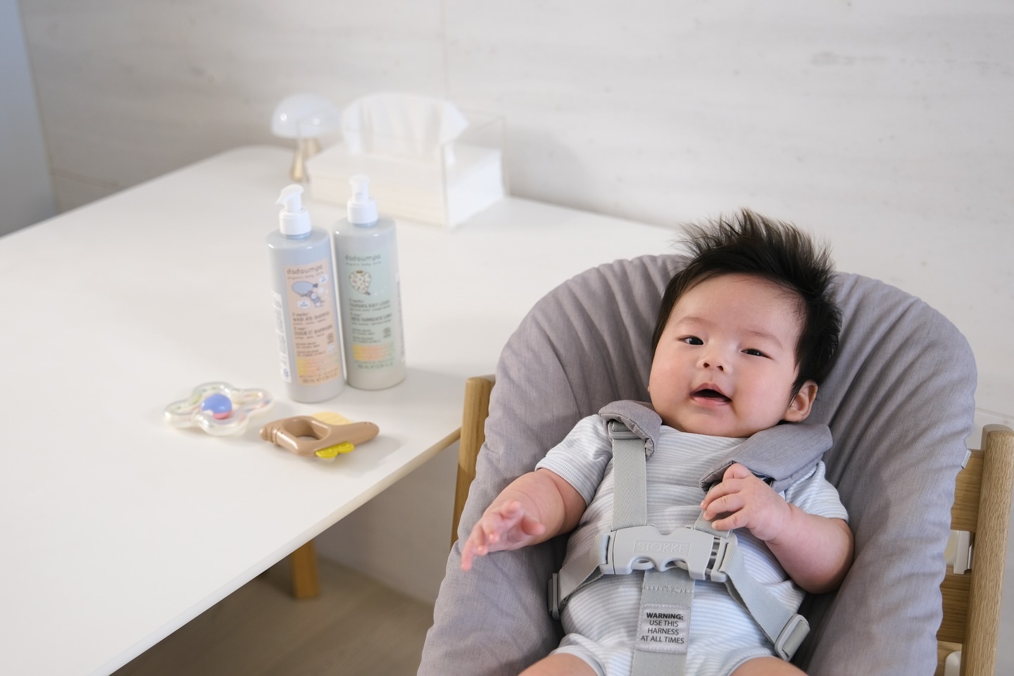 샴푸, 바디로션, 비누까지 
까다로운 아기용품 선택이 어려웠는데 다다움파(dadaumpa_korea)에서 #제품협찬 선물해주쉼🤍 

다다움파는 신라호텔, 그랜드 인터컨티넨탈 서울 파르나스 등 5성급 호텔의 키즈 어메니티 브랜드로 유아 생후 첫 1년 동안 취약한 피부에 특화된 스킨케어를 제공해 준답니다😚 사진엔 없지만 여행 갈 때 챙기기 딱 좋은 미니미한 바쓰케어 하우스 키트(워시 & 로션 + 핸드 솝)는 아가 키우는 친구에게 가벼운 선물하기에도 가성비 너무 좋음!!! 뿌띠한 사이즈

 샴푸&바스는 거품이 없는 신생아용(0 month), 무자극 거품 12개월 이상(12 month) 제품 이렇게 두 종류인데 지금 수면의식(목욕) 때 사용하고 있는 신생아용은 자극 0%에 안자국 눈물프리, COSMOS 유기농 인증 제품이라 연약한 피부를 가진 아기를 편하게 씻길 수 있었어용
 이 전에 사용한 쁘리마쥬 유기농 바스앤샴푸도 좋았지만 튜브 타입이라 너무 불편했는데 확실히 샴푸랑 바디로션은 무조건 ‘펌핑 타입’으로 사세요! 미세한 차이 같지만 씻기고 베이비 마사지하기가 훨씬 더 수월해짐ㅠㅠ

 바디로션은 생각보다 산뜻한 타입이라 여름에 사용하기 좋았는데 또 수분감은 잘 유지되더라구요. 스위트 아몬드 오일이 함유되어 있어서 그런지 귀여운 견과류향(?)나서 취저. 
확실히 유기농/저자극 제품으로 아기 씻기면 다음날에 귀 주변으론 파마산 치즈, 팔과 다리 부분에선 은은한 꼬소향 나서 귀여워 듁는데.. 강아지 겨 냄새 킁킁거리듯 아기도 매일 킁킁크으크킁킁😚

어른과 다른 아이의 피부!
여린 아이 피부를 위한 저자극 포뮬러로 저자극 테스트를 완료한, 순한 유기농 스킨케어인 다다움파라는 브랜드가 있다는 정보 캐치하시고..
친구 출산 선물 고민되신다면? 고려해보셔요🎁

#신라호텔 #인터컨티넨탈파르나스 #출산선물 #임신선물 
#아기샴푸 #아기로션 #다다움파#유기농화장품 #베이비마사지 

📍코스모스 유기농 인증(니켈 테스트, 알코올 미첨가, 
실리콘 미첨가, 계면활성선분 미첨가, CMIT/MIT성분 미첨가)
📍눈물 프리(안과 통제하에 진행된 테스트에서 눈에 닿아도 눈물이 나지  않는 저자극 포뮬라 입증)
📍380ml 넉넉한  용량 / 1회 2펌핑  기준 7주  이상  사용가능