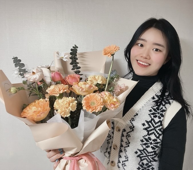 #협찬 maisonflower_
안녕하세요! 쏘입니다🌺 기념일에 빠질 수 없는 꽃을 준비하지 못하셨다고요?! 제가 24시간 언제든 예쁜 꽃을 살 수 있는 곳을 알려드릴게요! 이곳은 ‘메종플라워’ 꽃집입니다. 사장님께서 매장 운영도 하시지만 매장 바로 옆에 24시 생화꽃자판기가 있어 언제든 꽃을 살 수 있어 좋았어요.

📍 강원 강릉시 강릉대로 181-1 1층 메종플라워
⏰ 매일 9:00 ~ 19:00 / 24시 생화꽃자판기 0:00 ~ 24:00
☎️ 0507-1382-5699

🌹 내비게이션에 ’메종플라워‘를 검색하시면 쉽게 방문하실 수 있으며, 자세한 위치는 교동사거리에서 강릉고속버스터미널 방면으로 강릉고용센터 맞은편입니다. ’메종플라워‘는 대 도로변에 위치하고 있습니다. 차량을 이용할 경우 매장 앞 도로변 주차 공간에 주차 및 정차하실 수 있습니다.

🧡 저는 주황색 계통의 꽃다발을 주문했는데 이 꽃집은 특별한 날이나 사랑하는 사람을 위한 선물을 찾는 이들에게 완벽한 선택이 될 것 같아요. 주황색 계통의 꽃다발은 특히 기분을 밝게 하고, 따뜻한 느낌을 전달하기에 충분했어요. 제가 받은 꽃다발의 꽃말 알려드릴게요!

- 버터플라이: 당신에 매력에 빠져버렸습니다.
- 마가렛: 진실한 사랑, 사랑을 점친다.
- 거베라: 신비, 수수께끼
- 카네이션: 모정, 사랑, 부인의 애정
- 치어걸: 수줍음, 사랑의 고백
- 캄파넬라: 축복

🌷 가장 중요한 꽃의 질도 매우 만족스러웠어요. 모든 꽃들이 신선하고 생기가 넘쳤으며, 꽃다발은 잘 구성되어 있어 오랫동안 그 아름다움을 유지하도록 꽃병에 옮겨 담았어요. 가격도 합리적이어서, 품질에 비해 매우 만족스러웠어요.

🌿기념일이나 특별한 날에 준비하지 못했다면 당일 예약도 가능하니 메종플라워를 방문해 보세요!

#강릉 #강릉꽃집 #강릉꽃배달 #강릉꽃다발