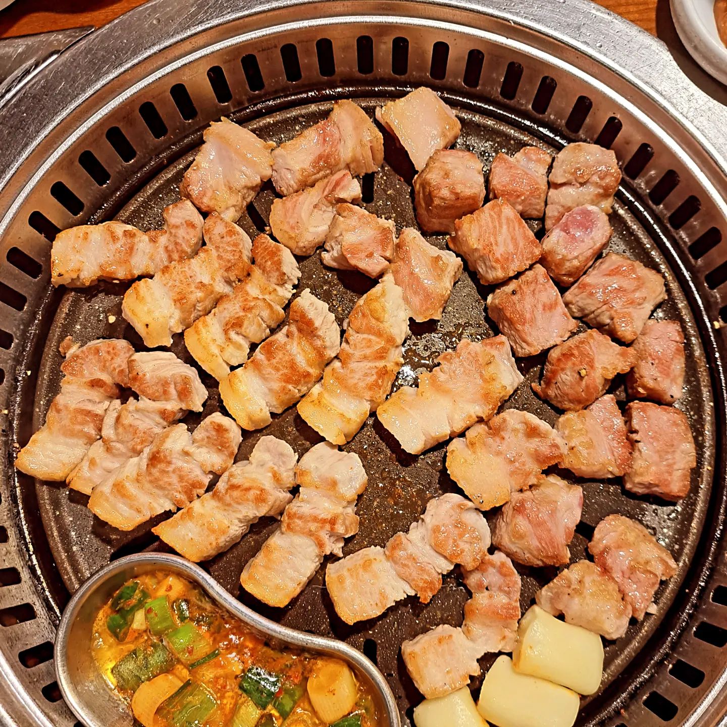 서면 83 해치

서면역을 지나다보면 항상
저 의자에 많은 사람들이 대기하고 있어
어딘가 하고 궁금했던 곳 바로 여기 83해치

웨이팅이 길어 늘 가보고 싶었던 곳인데
와 가보니 고기도 맛있고
친절 왕친절

일행기다리고있다고 담요주고 눈깜박인다고 건조한거같다고 눈물약주고 가방기름튄다고 가방따로덮어주고
마니 기달렸다고 냉면 서비스주고
냉면 먹는데 못씹으니까 와서
가위로 싹뚝 잘라주고 고기도 잘게 잘라먹는거 같다고
와서 다 잘게 잘라주고 
와아 와아 🫶
서비스 최고최고 

전날 디엠으로 예약되는지 물었는데 씹힌거
고기먹으면서 다 잊었다 💕

고기도 입에서 사르르녹고 내맘도 사르르 녹았다 💕

#서면고기 #서면삼겹이 #서면목살 #서면고기집 #83해치
#전포고기 #부전고기 #부산고기 #고기고기🍖