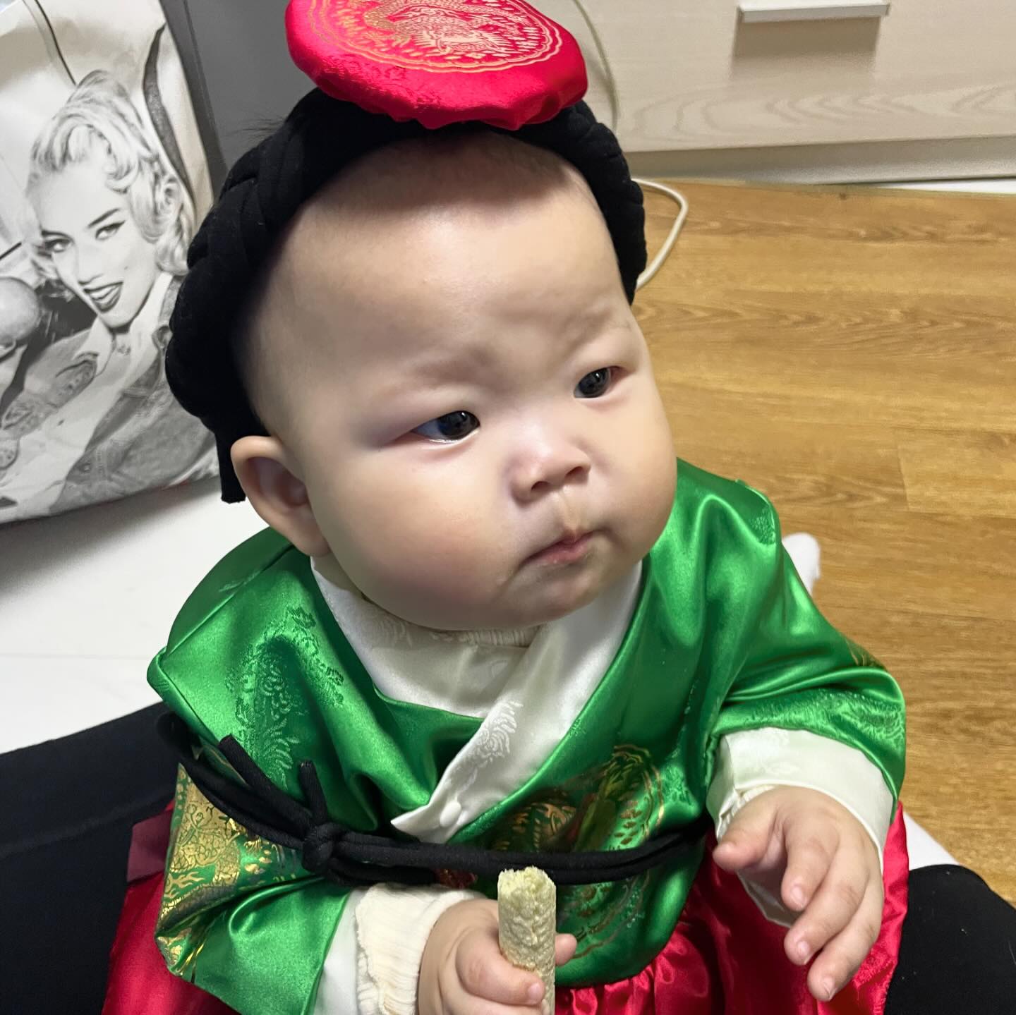#통통걸 #중전마마컨셉 

새해 복 많이 받으세요🤍
설날당일은 친할미댁 다녀오고 
설날다음날은 외할미댁 왔어요

명절은 온 가족과 함께 하는 시간
넘 행복해요

#까치까치설날 
#설날 #명절