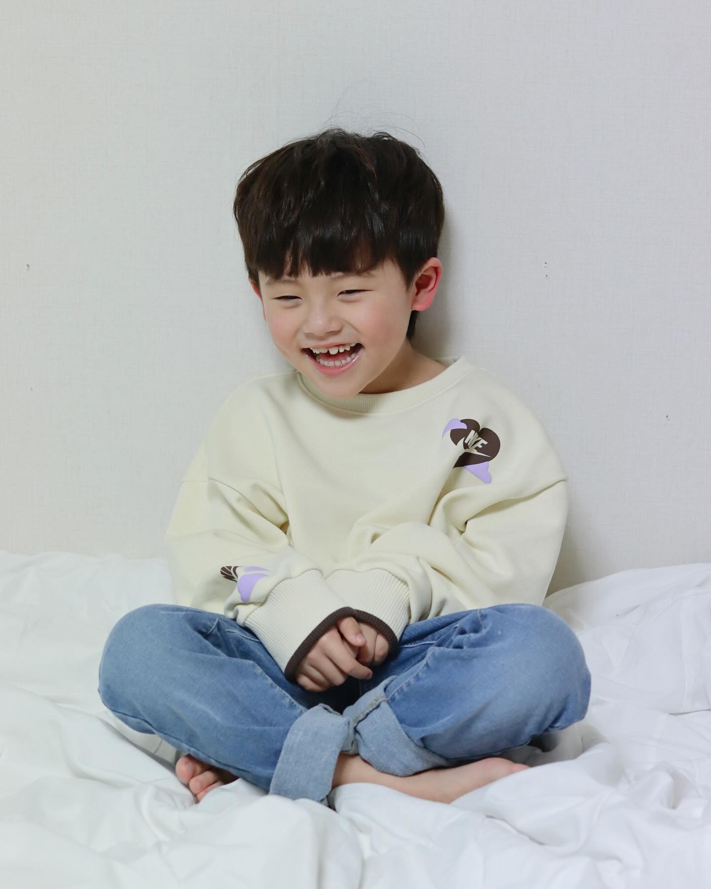#광고 #나이키키즈

사랑스런 하트에 보라빛 구름이 동동
봄이 오는 소리가 담긴
예쁜 디자인의 나이키 맨투맨이에요💖

꾸꾸꾸꾸룩으로 어디든 잘 어울리고 
실물이 더더 너무 예뻐요🫶🏻💕

▫️7세 110cm 18kg 세하🤎 
▫️나이키 스위트 스우시 맨투맨 아이보리 (120)

　　　　　 　　　　　 musinsa_kids ♡

지금 무신사 키즈에서는 “키즈 스웨트 페스티벌”이 진행중이에요
셋업, 맨투맨, 팬츠, 후드티 등 스웨트 소재 아이템이 가득!
가볍고 편안한 소재에 캐주얼한 포인트를 담은 스웨트와 함께
등교룩, 봄나들이룩을 다채롭게 완성해 보세요🤎
- 기간 : 3.11 (월) ~ 3.25 (월)
- 특별 프로모션 : 최대 80% 할인 / 18% 쿠폰팩 (18%, 15%, 12%)
- 핵심 아이템 : 맨투맨, 후드티, 셋업, 스웻팬츠, 봄아우터, 슈즈, 외출용품
- 참여 브랜드 : 젤리멜로 / 커버낫 키즈 / 캉골키즈 / 무신사 스탠다드 키즈 / 내셔널지오그래픽 키즈 / 피아네르 키즈 / 지프 키즈/ 노스페이스 키즈 / 브라운브레스 키즈 / 로아앤제인 / 비아셉템버 / 테이크이지 키즈 / 고스트리퍼블릭 주니어 / 리틀뎁 / 빈폴 키즈 / 타미힐피거 키즈 / 스타일노리터 / 오실롯 주니어

#무신사키즈 #musinsakids #리틀무신사크루4기 
#키즈나이키 #musinsa_kids #리틀무신사크루