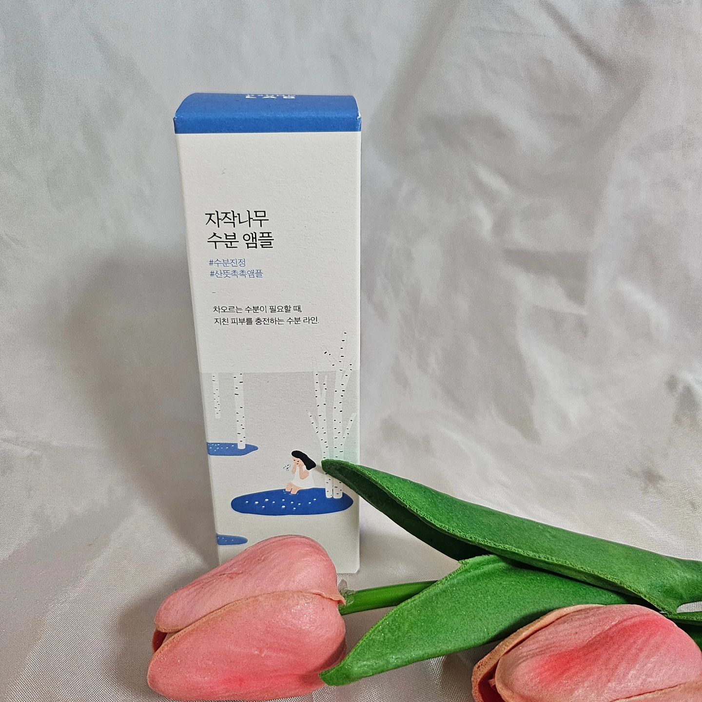 #광고 #유료광고 #제품무료제공

라운드랩 자작나무 수분 앰플💙🤍

겨울철 거칠고 푸석해진 피부에
수분을 가득 채워주는 산뜻 촉촉 수분 앰플👉🏻👈🏻

72시간 수분 래스팅으로
강력한 보습감을 선보인다고 해요!

라운드랩 브랜드도 익숙하고
청량한 기운의 인제 자작나무 수액의
수분감이 가득👍🏻👍🏻

악건성 피부 지키기 위해 꾸준히 써봐야겠어요🫣🫣

#15그램 #15그램뷰티 #15그래머 #라운드랩 #자작나무수분앰플 #자작나무수분 #7초충전 #3일지속 #수분킵 #산뜻촉촉앰플 round.lab