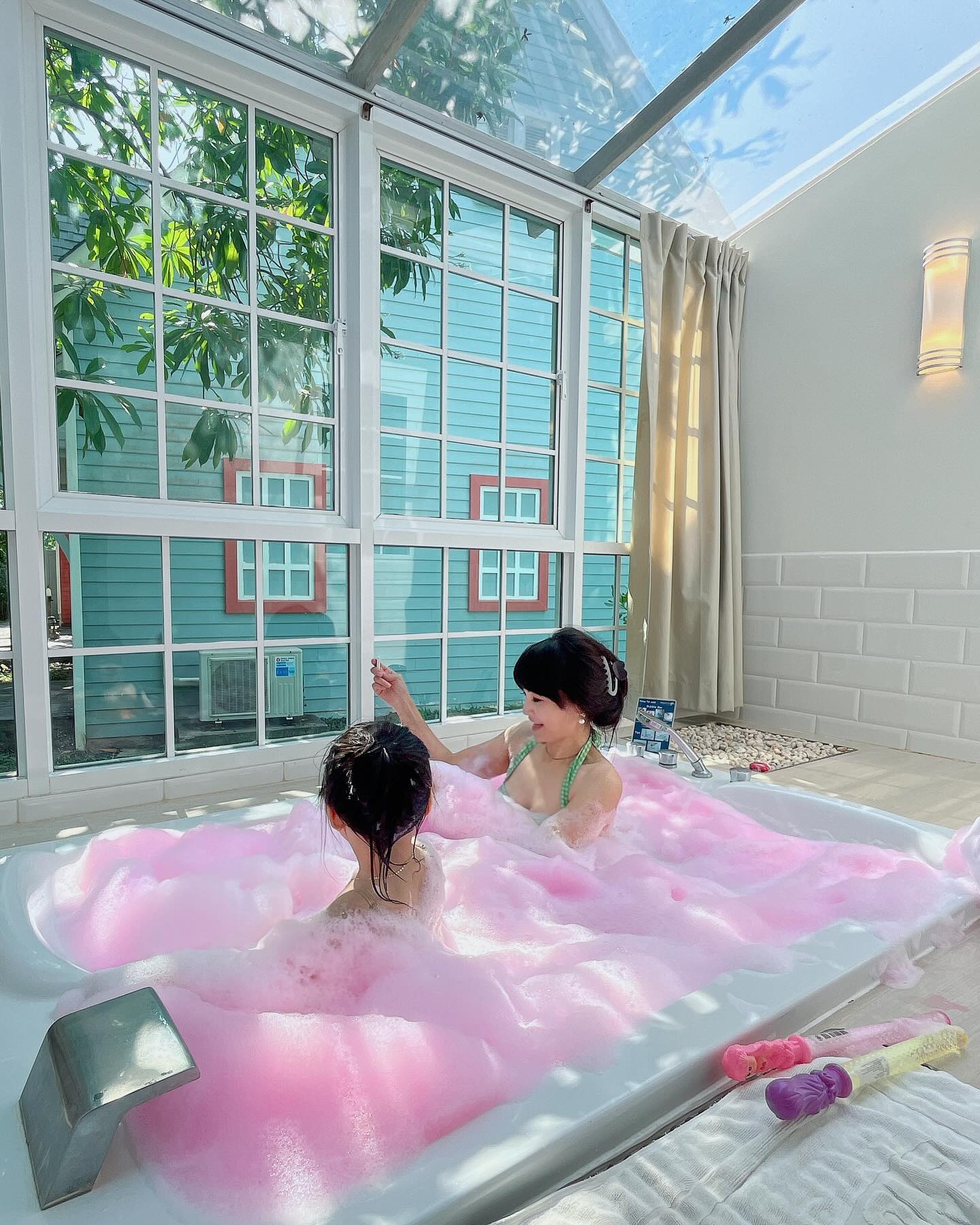 짠타부리👒
신랑 투어하는곳 모든곳을 내 맘대로 골라가는중인데요.
짠타부리는 원래 안가려했으나. 왜냐.. 머니깐.
예준맘이 추천해줘서 꾸역꾸역 따라다녀왔습니다.
근데요~~ 너무너무 좋았다는거.
사람들도 친절하고 제가 선택한 리조트가 왕 맘에 들어서리..
우리 골프 패밀리들과 모두함께 다녀왔는데용.
다들 이쁘다며 만족. 음식도 맛있어서 만족.
저와 라엘이빼고 다들 일찍이 체크아웃하고 골프장갔기때문에 
조식시간전에 나갔는데 
도시락까지 싸주셨다는... 캬~~~~~
거품목욕하고놀라고 라엘이라 배쓰밤 사가지고갔는데.
써비스로 주셨어요. 캬.

#늦둥이맘 #40대맘 #큰딸은대딩 #대딩맘 #4살딸 #딸둘맘 #자매맘 #육아소통환영 #골프훈련 #태국골프 #아유타야 #아유타야에서살기 #태국맘 #해외육아 #태국살이 #짠타부리여행 #짠타부리