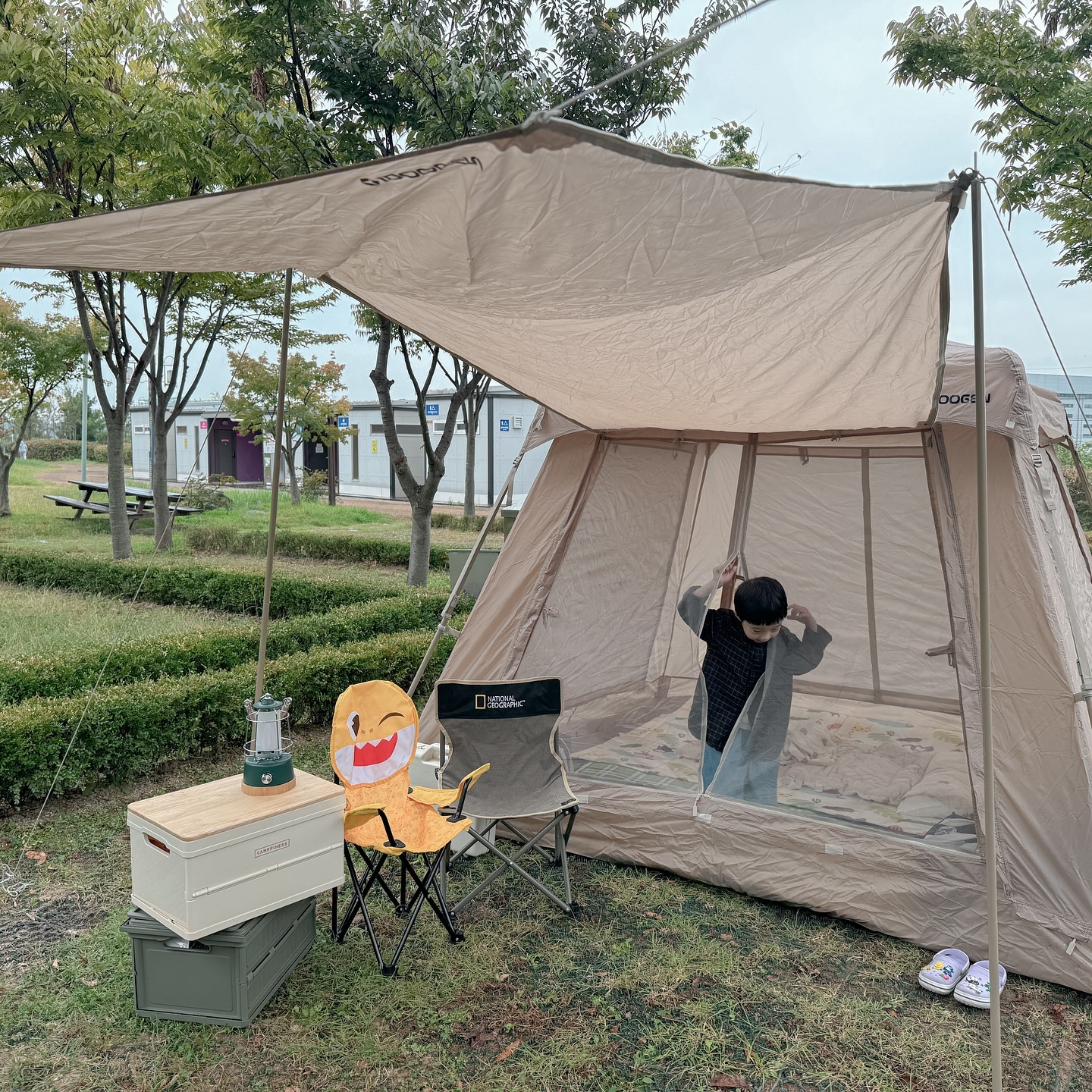 #제품제공

🏕️ 조니네의 첫 캠핑,
아이두젠 오토4 울트라 와이드 덕분에 완벽하게 성공 ⛺✨

캠핑 초보라 준비물 챙기기도 바빴는데, 텐트는 걱정 끝!
도착하자마자 5분 만에 널찍한 텐트를 설치할 수 있었어요. 

넓은 공간 덕분에 온 가족이 들어가도 여유롭고,
높은 천장 덕에 키 큰 남편도 불편함 없이 사용했답니다. ☺️

게다가 4면 개방형 구조로 시원한 바람이 솔솔~ 🌬️
텐트 안에서 자연을 만끽하며
맑음터공원의 상쾌한 공기를 그대로 느낄 수 있었어요. 🍃

모기 걱정도 없었어요!
4면 메쉬 윈도우가 해충은 차단하고
공기는 순환시켜주니까 안전하게 잘 수 있더라고요. 🦟 

첫 캠핑에 비가 내려 당황했는데요..🤣 우중 캠핑 걱정 없이!
자외선 차단과 방수 기능이 있어서
갑작스러운 비에도 끄떡없었어요. ☔

플라이를 덮으니 결로 현상도 방지되고
쾌적한 환경에서 캠핑을 즐길 수 있었어요:)

실용적인 더블 익스텐션 덕분에 그늘막도 넓게 확장해서
텐트 앞 공간에서 여유롭게 휴식을 취하고
바베큐도 즐겼어요🌞

우리가족 첫 캠핑 🏕️
아이두젠 오토4 울트라 와이드 덕분에 편하게 즐길 수 있었어요.  자연을 더욱 가까이 느끼며 첫 캠핑의
잊지 못할 추억을 만들었답니다. 🌲💚

🎁Thanks to idoogen_global 
.