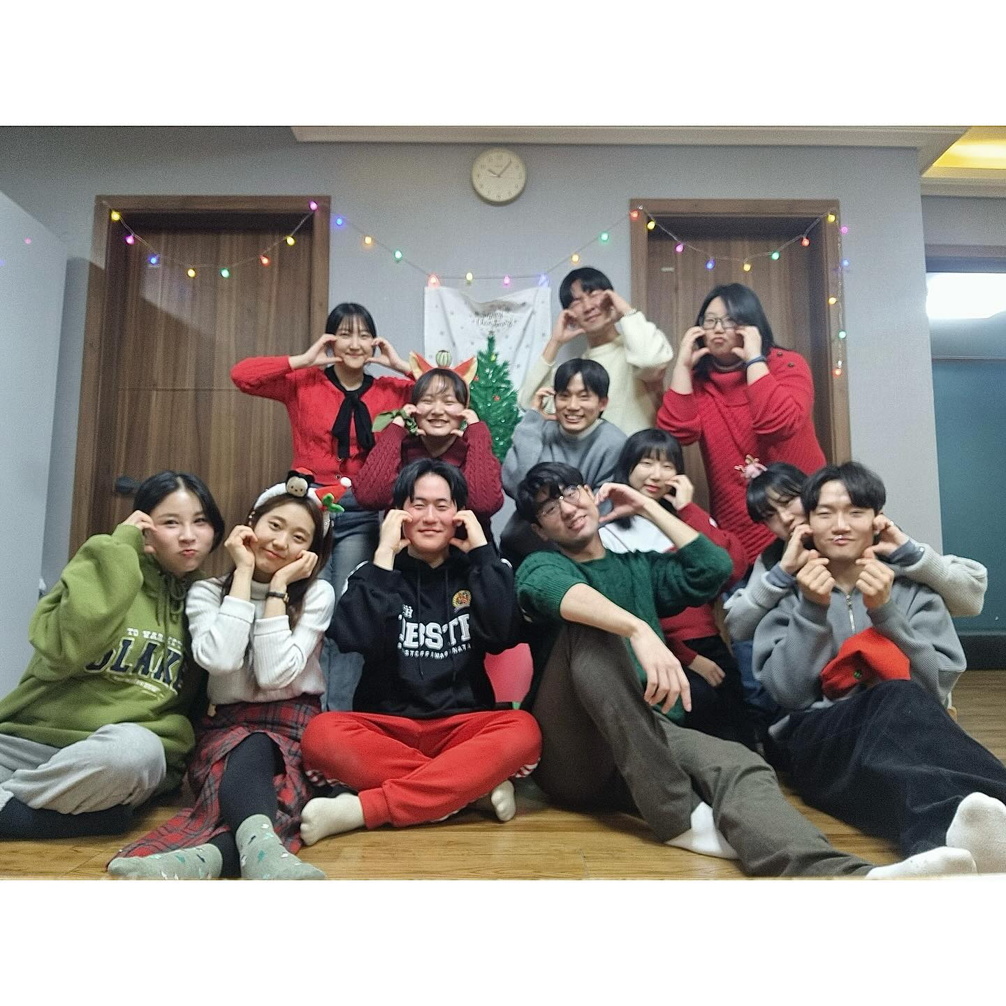 20231222-23 위대한쇼맨팀 MT💝

케이크랑 선물 준비하느라 하루하루가 들떴었는데ㅎㅎ
엠티 진짜 재미있었당😆

롤링페이퍼, 바베큐, 희경언니의 게임들(해준팀👍🏻), 쇼맨공연 심야상영회, 그리고 밤새도록 끊이지 않던 음식과 이야기들 ㅋㅋㅋㅋㅋㅋ

우리 팀 완전체는 아니지만 그래도 오랜만에 단체로 모여서 너무 반가웠고 신났던 엠티!!!!

쇼맨팀 사랑해 내년에도 자주 보자❤️❤️❤️

+
희경언니, 성민오빠 케이크 같이 준비해줘서 고마워!
유진언니 마그넷,편지 고마워 냉장고에 잘 붙여놨당ㅎㅎㅎ