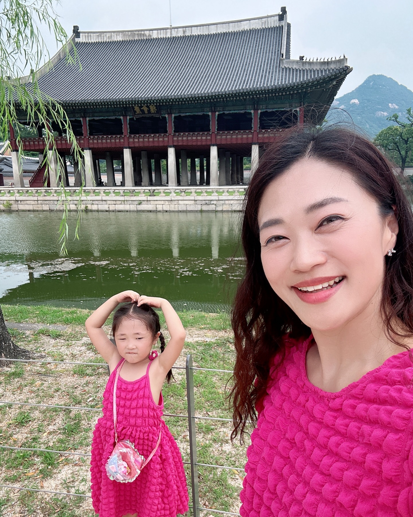 경복궁 나들이❤️
한복 만큼이나 눈길을 끌었던 우리 모녀의 커플룩😍
엄마랑 세트로 입는 걸 좋아하는 서율이~ 기분이 하늘을 날아요^^
광화문부터 경회루까지~ 날 더운데도 찡찡거림 없이 잘 걸어다니구👍 쪼꼼 엄마 말 안 들어서 많이 혼났지만🤣 잘했다~ 내딸🤗
#서울여행 #경복궁여행 #광화문여행 #경복궁 #광화문 #경회루