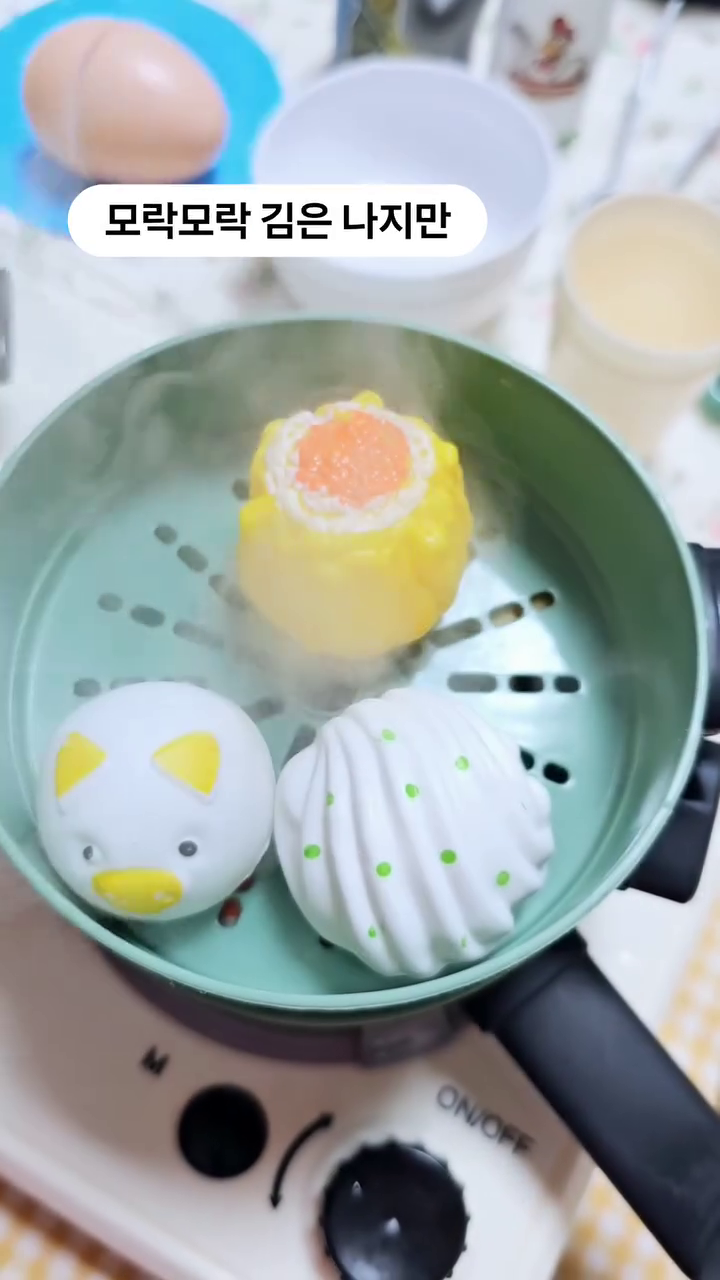 #협찬 #주방놀이세트 👩‍🍳🔪🍳🥟🩷

김이 모락모락 나오는
주방놀이 장난감이에요~

별거아닌데 참 신기하네요♨️

이제 좀 크니깐 요리하면서
전천당, 고민식당, 달빛식당 책
내용으로 역할놀이 하니
더 재밌었어요🩷

추운날 따끈한 만두 한접시 쪄 드릴까요❓️😆😆

감기 조심하시고
신나는 주말 보내세요💛

#수지맘제주
#주방놀이중 
#소꿉놀이세트 
#역할놀이매니아 
#딸이랑놀이 
#집콕놀이추천템
#에센셜토이 
#에센셜토이주방놀이