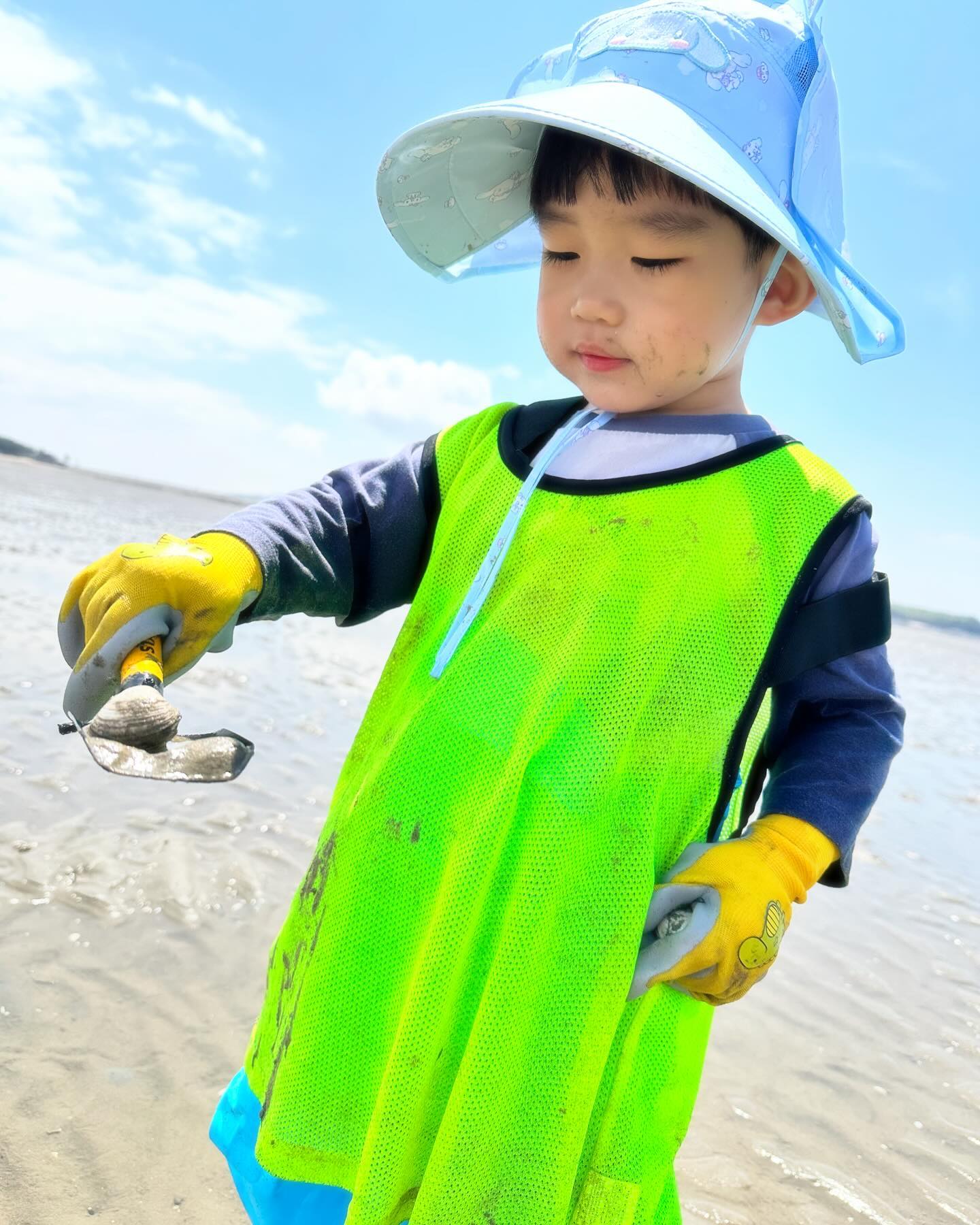 #주누생일기념여행2일차

아빤죽어도가기싫다지만 

아몰랑 가자 하고 끌고간 갯벌
날씨 공기 하늘 너무좋은데 
왜 조개를못잡니 
다합쳐 7개주웠나....ㅋㅋㅋㅋㅋㅋㅋㅋㅋㅋㅋㅋㅋㅋ

조개 입에도안대던애가 
자기가잡은조개라니까 
흡입하는거 실화 
👍👍👍👍👍 역시 체험학습이최고시다

또가자남편^.^????

#마시안어촌체험휴양마을  #갯벌체험 #영종도여행