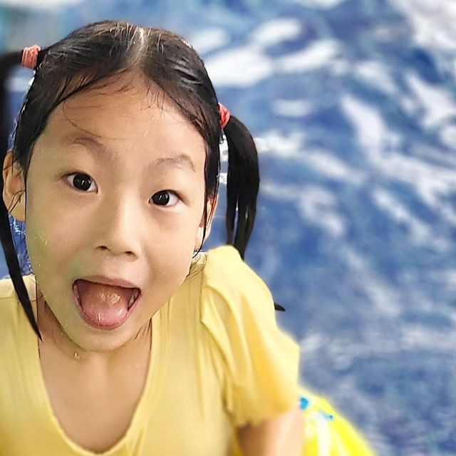 제이제이 / 육아 인플루언서 on Instagram: "𖤐 오랜만에 가족여행 𖤐 오늘만을 기다린 우리집 물개 💦 신나게 놀아보즈아~~ #가족여행 #키즈풀빌라 #물놀이중 #유치원땡땡이"