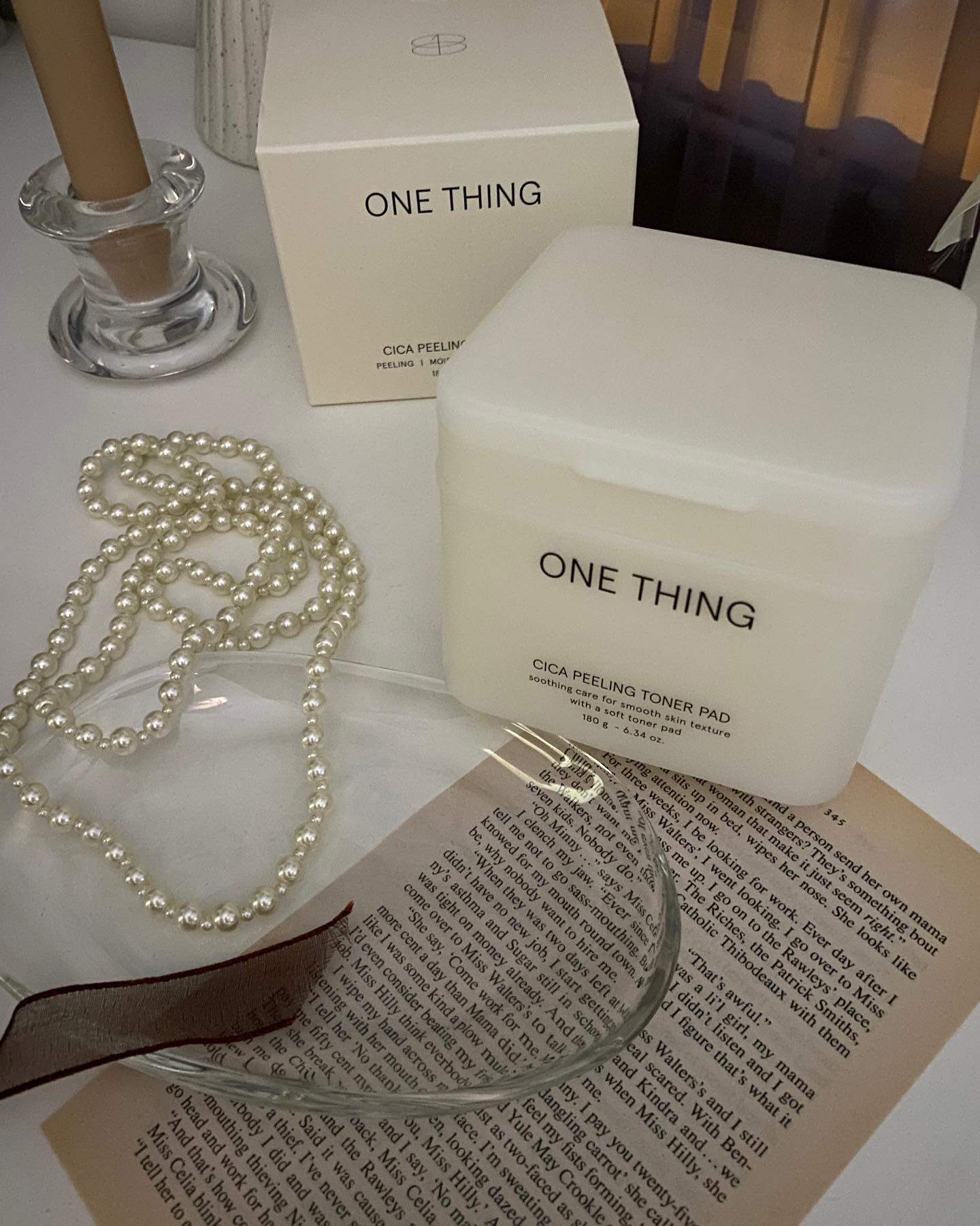#원씽(onething_official)

#협찬

병풍스킨으로 이미 유명한 #onething 에서
#시카필링토너패드 를 보내주셔서
좋은 계기로 제품을 사용 하게 되었는데요

여태 써 본 #스킨패드 중에 가장 두께감이 있었는데,
일반 솜이 아닌
한쪽 면은 거즈 + 한쪽면은 쿠션면으로 되어있어서
각질제거 or 피부진정까지 한번에 케어가 가능하더라구요❕

저는 민감성 피부인데도 자극없이 물광 필링 경험 할 수 있었구,
피곤한 날엔 시트팩 하기 너무 귀찮은데
팩 중간에 절취선이 있어서
눈 밑에 유독 수분감 없어서 꺼질 때
아이패치처럼 사용 하기에도 딱이었어요😌

코 피지 고민이신분들도 케어 가능하고
병풍 추출물 에센스 함유량이 높아서
붉은기도 확 잡아줌요

피부 컨디션에 따라 큰 사이즈 그대로
토너 팩으로 사용 가능하니
여러모로 똑똑한 제품🤍🤍

▫️65매입(180g) | 모든 피부용
▫️병풀추출물
▫️에어쿠션 흡수성 1280%

-
#원씽 #onething #시카 #병풀추출물 #PHA 
#시카필링토너패드 #필링패드 #토너패드 #닦토 #비건화장품