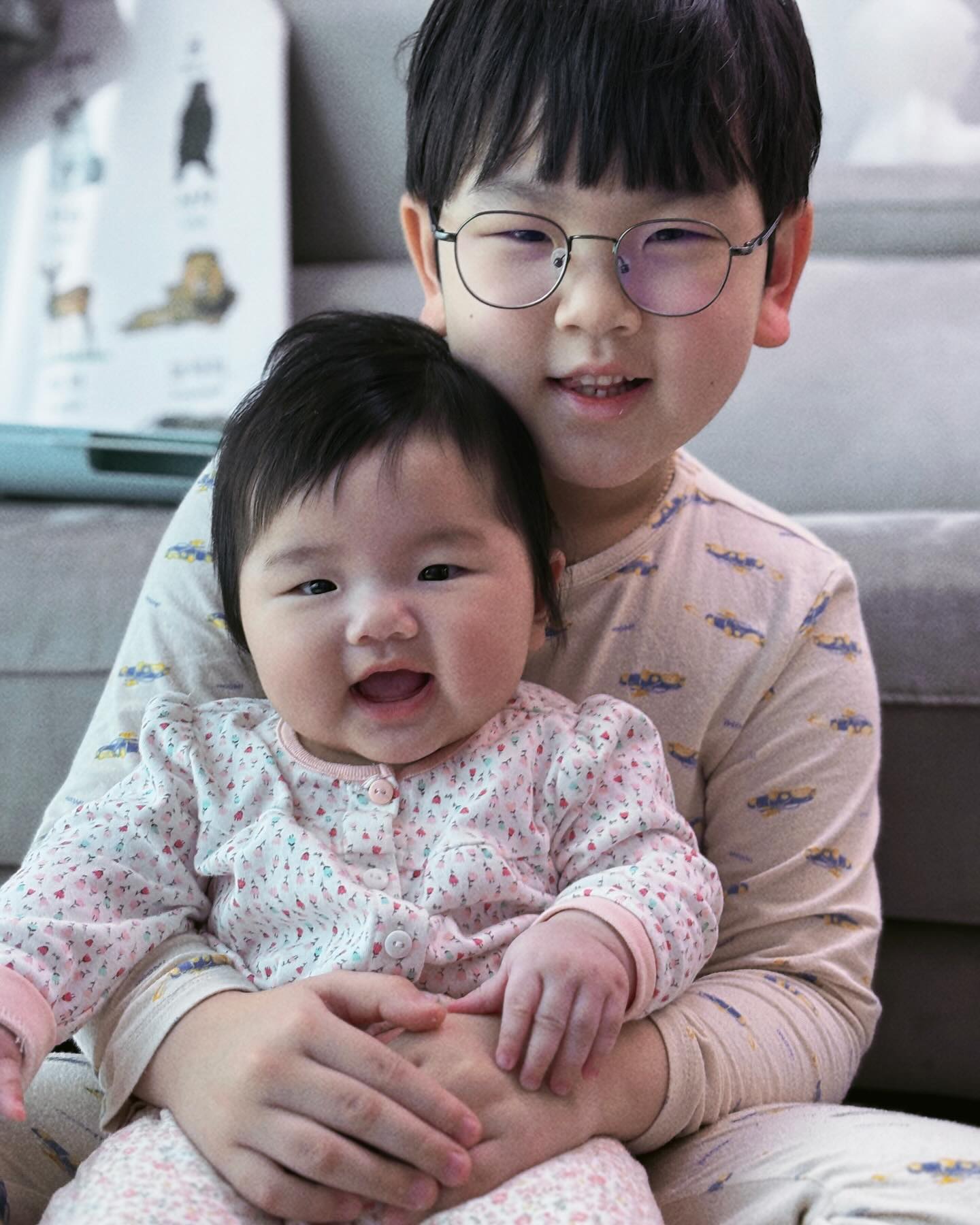 .
서아 낳고 코로나 독감 그리고 면역력 저하까지 이제는 하다 하다 얼굴까지 땡땡 부어서 주사 맞으러 다닐 줄이야 그런데도 왜 행복한 거니? 왜 이렇게 이쁘니 너희