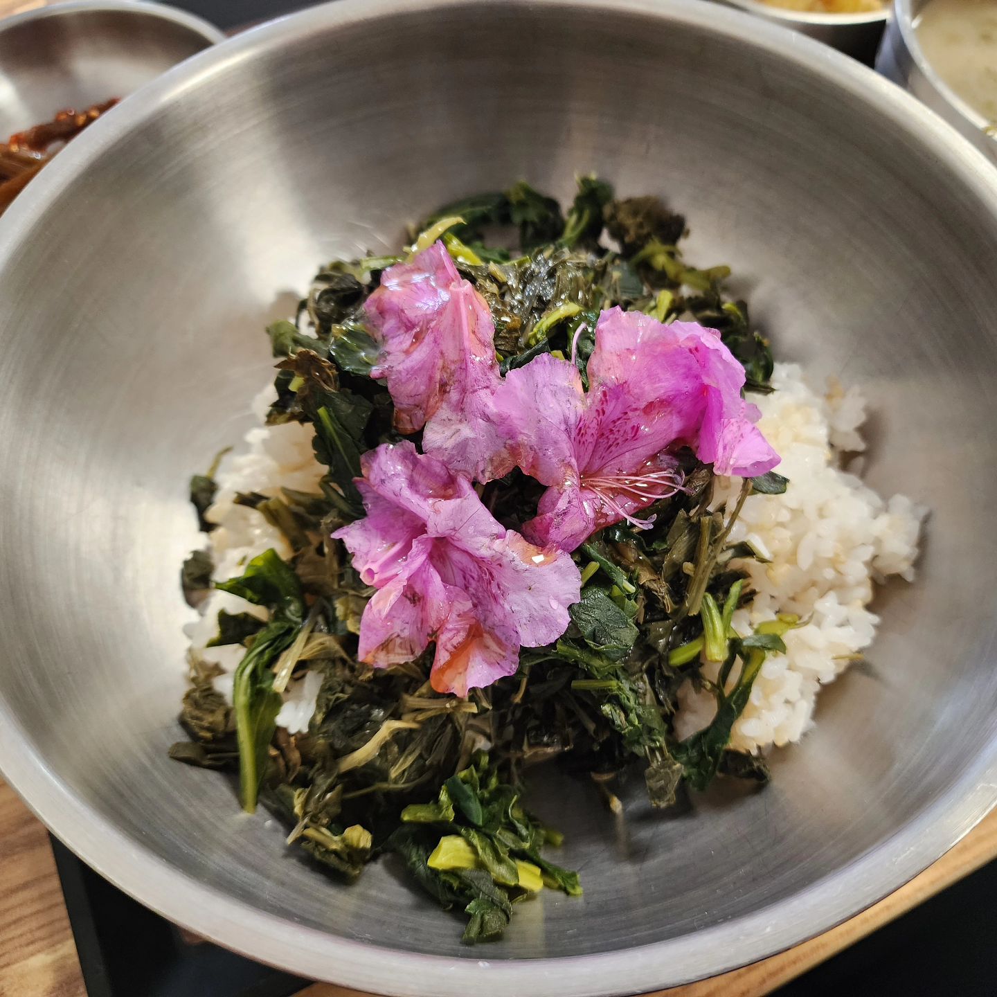 #산채비빔밥
봄을 느낄 수 있었던 진달래 올라간 산채비빔밥
맛도 좋은데 몸에는 더 좋을 것 같은🤗🤗
점점 더워져서 짧은 봄이 지나가는 것이 아쉬운 요즘이네요
날이 넘넘 더워😅

#일상 #맛있다그램 #예쁘다그램