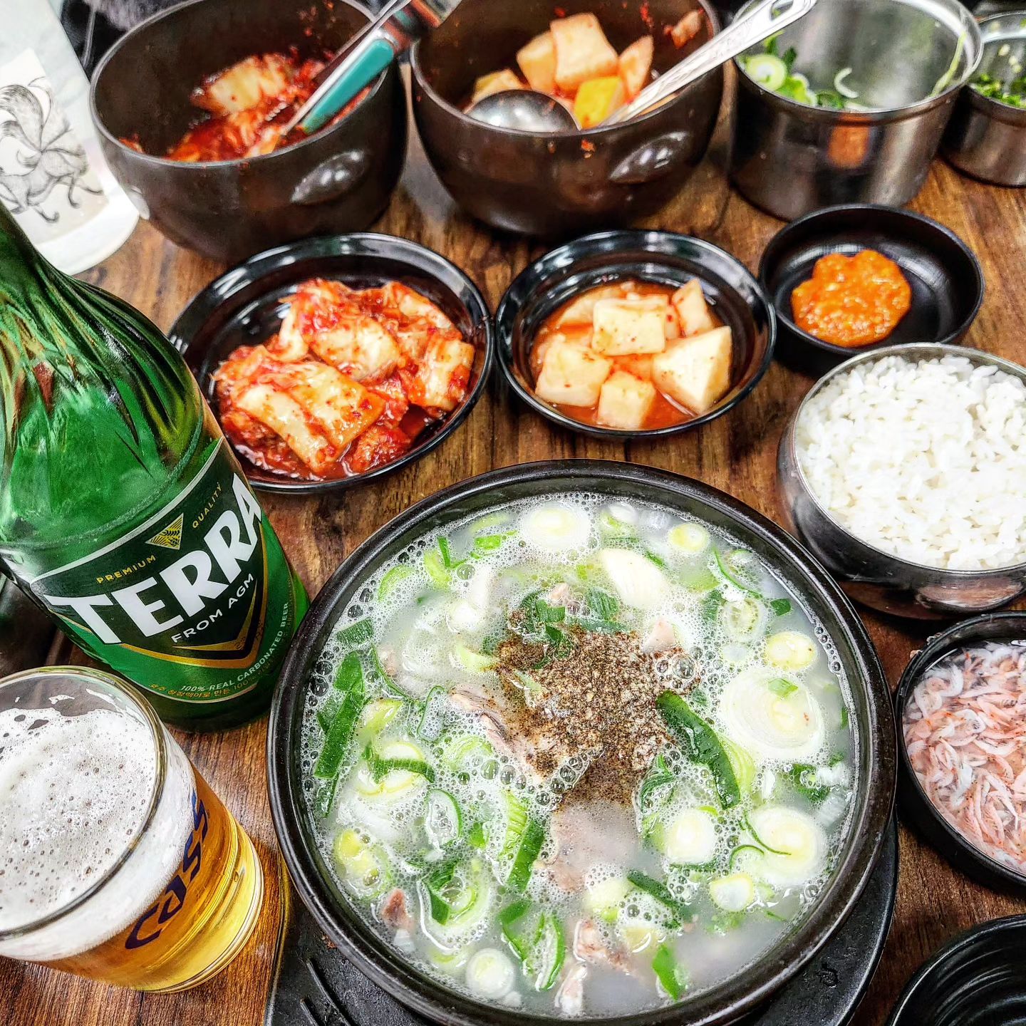 간만에 순대국 혼밥 땡겨보아요💕💕💕
낮이니깐 가볍게 🍺🍺맥으로 꼴깍꼴깍
🥹🥹처음에 맑은 국물을 즐기다가
반쯤 먹음 들깨가루+다대기 왕창
투척해서 먹어줌 최고지용🩷🩷🩷
벌써 목요일이에요 모두모두 화이띵😘
날 추운디 감기 조심하세요오🫶🫶🫶
.
#순대국맛집 #국밥맛집 #혼밥맛집 #점심맛집 #고흥순대국 #건대역맛집 #건대역 #자양동맛집#건대입구역맛집 #건대맛집 #순대국밥맛집 #혼술추천 #프로혼술러 #혼밥추천 #낮맥 #순대맛집