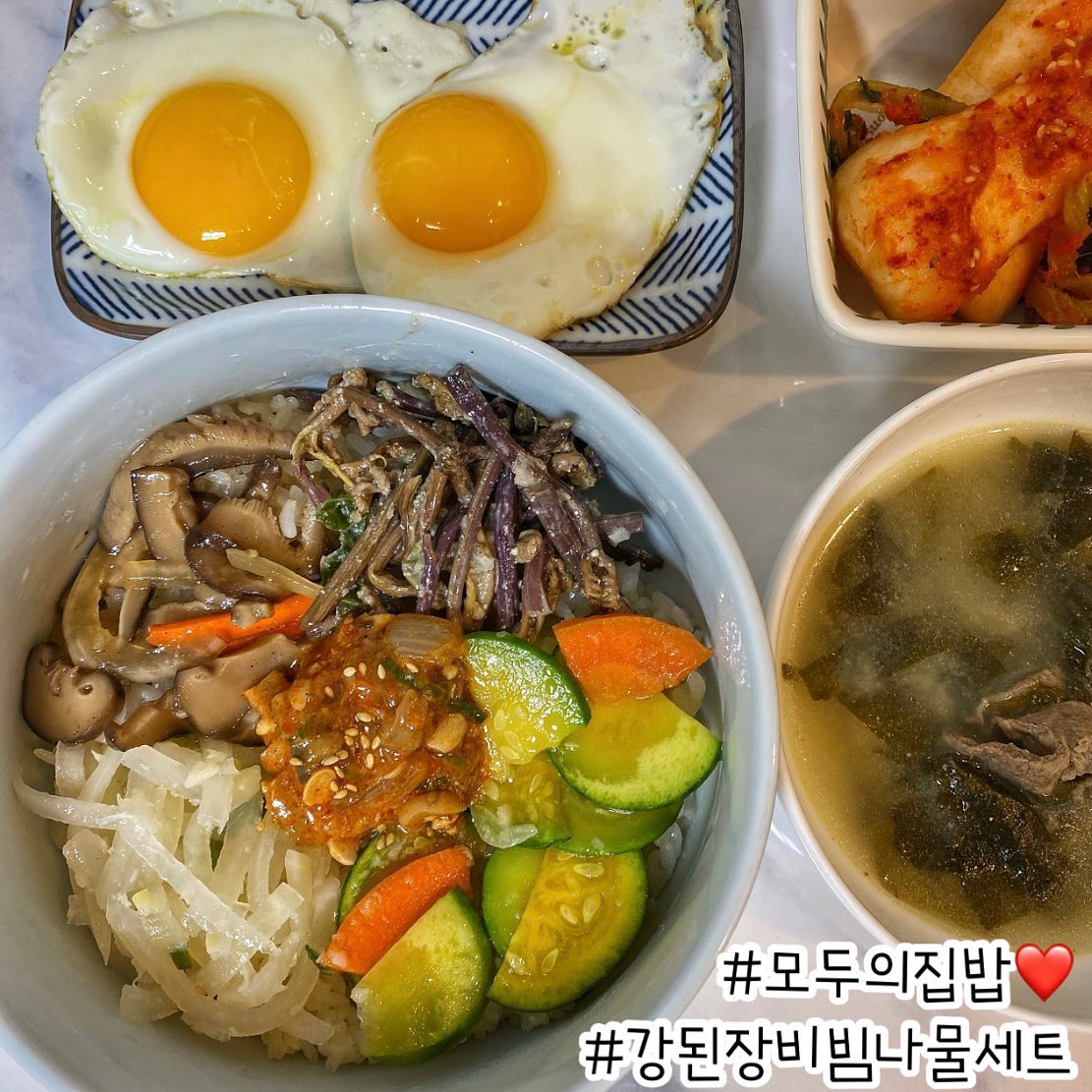#협찬 #모두의집밥 
#강된장비빔나물세트 #소고기장조림
안녕하세요:)
요즘 물가가 너무 많이 올라서 정말 장보러 가면
간단하게 산다해도 5만원은 기본이고 
고기라도사면 10만원 훌쩍 넘는…🥲

가성비 좋고 맛있게 먹을 수 있는 반찬들을 가져왔어요😄
한끼 맛있게 먹고도 반찬통에 넣어두고 먹을 만큼 넉넉한 양
소고기장조림은 시간도 오래 걸리는 음식인데
소량으로 포장되어 나오고 유통기한도 길어서 
넉넉히 두고 먹을 수 있어 좋더라구요~!😆
소고기 결대로 찢어낸 장조림이라 먹기에도 편하고
양념이 자극적이지 않아 더 맛있게 먹었습니다😋😋
강된장비빔나물세트에는 우렁강된장, 무나물
고사리나물, 표고버섯볶음, 애호박볶음으로 구성!
야채나 채소반찬은 빨리 먹지 않으면 상할 수 있어서 걱정인데
한두끼분량으로 포장되어 나와서 너무 좋았습니다!
그리고 갓지은 밥위에 나물반찬 
하나씩 올려서 강된장까지 비벼먹으니 꿀맛❤️
불앞에서 기운빼지말고 🥲🥲
모두의집밥으로 여러가지 맛있게 드셔보세요😉
오늘도 zipbabmarket_sale 잘 먹었습니다.🙇🏻‍♀️

체험단 상품을 무상으로 제공받아 작성한 구매후기 입니다.