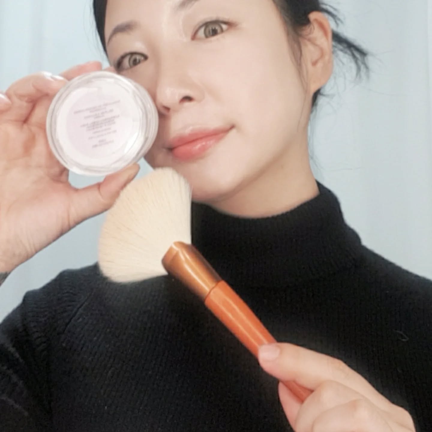 #협찬

#티핏 #tifit

피부톤 정리해주는 코렉퍼 파우더 찾앗따♥

001 화이트-내 피부보다 반 톤정도 자연스러운 톤업이 필요할 때
003 그린-붉은기 피부에 찰떡
004 라벤더-노란기 피부에 적합!
005 베이비 핑크-한층 생기있는 피부에! 코렉터까지 가능한 1만원대 티핏 파우더

저는 라벤더로 픽👉👉
노란기를 잡아주고 화사하게 피부빛을 밝혀줘요 !

피부화장만 해도 결정리를 해주고 뽀송뽀송하게 유분기를 잡아줘서 모공 블러효과+매끈한 피부톤 완료

화장 직후에는 붓으로 가볍게 쓸어주고 밖에서는 퍼프로 톡톡💜💜 건조하지않고 뽀송뽀송하게

#TFIT #티핏 #티핏클래스 #티핏파우더 #TFITPOWDER #루스파우더 #피니싱파우더 #세팅파우더 #블러파우더 #코렉팅파우더 tfit.korea