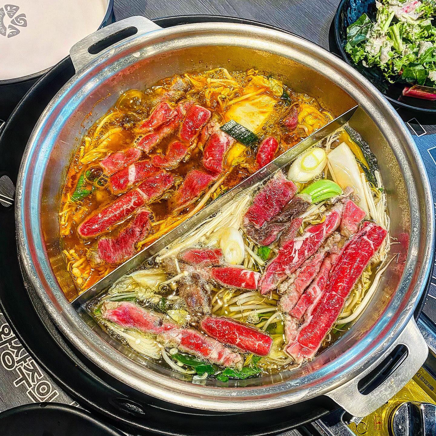 🍲소중한 사람과 담소나누기 좋은 곳“소담촌”입니당
#전국 #소담촌 

💛동탄역 인근의 소담촌에서 가족과 함께 즐거운 식사를 했습니당

💛아이들은 보통 고기만 좋아하는데 여기서는 야채도 함께 맛있게 먹네용 어린아이부터 어른들까지 모든 세대가 함께 즐길 수 있었습니당

💛매장내 카페가 있어 식사후 무.료 로 아이스크림(쿠키, 초코, 딸기, 바닐라), 음료엔 석류 및 복숭아 홍차  그리고 커피까지! (일반커피는 무료,원두커피는 유료 500원) 다양한 후식을 즐길 수 있어 더욱 좋았습당

💛경기 화성시 동탄대로 446 3층

💛영업시간_ 11:00 ~ 21:00

💛주차 무료제공 2시간
(주말 웨이팅 길어서 눈치게임🙄)

#화성 #동탄 #동탄역  #동탄역데이트 #동탄데이트 #화성데이트 #동탄맛집 #동탄역맛집 #화성맛집 #동탄핫플 #화성핫플 #데이트 
#먹팔 #먹스타그램맞팔 #선팔은곧맞팔 #먹팔환영 #맛스타맞팔 #먹스타스램 #맛집스타그램 #맞팔 #좋반 #소통