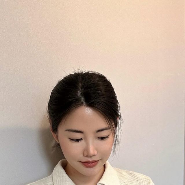  김연지 on Instagram: "#광고 레티놀이 잔주름이 좋다는건 익히 들어서 레티놀 아이크림이랑 이것저것 써봤지만 피부가 민감한 편인지 항상 각질 일어나고해서 못쓰고 있었는데 레티치놀 세럼은 그런게 하나도 없었당!! ☺️ 요새 건조해서 잔주름 더 부각됐었는데 레티치놀 세럼 바르고 아침되면 잔주름 부각도 덜하고 무엇보다 속까지 촉촉해지는 느낌이라서 넘 좋당! 재구매의사 💛💛💛💛💛

#보나쥬르#레티치놀#레티치놀세럼#레티치놀파워부스팅세럼#레티놀#레티놀세럼#레티놀효과#레티놀입문템#bonajour#나이트스킨케어#클린뷰티#천연화장품#제품제공"