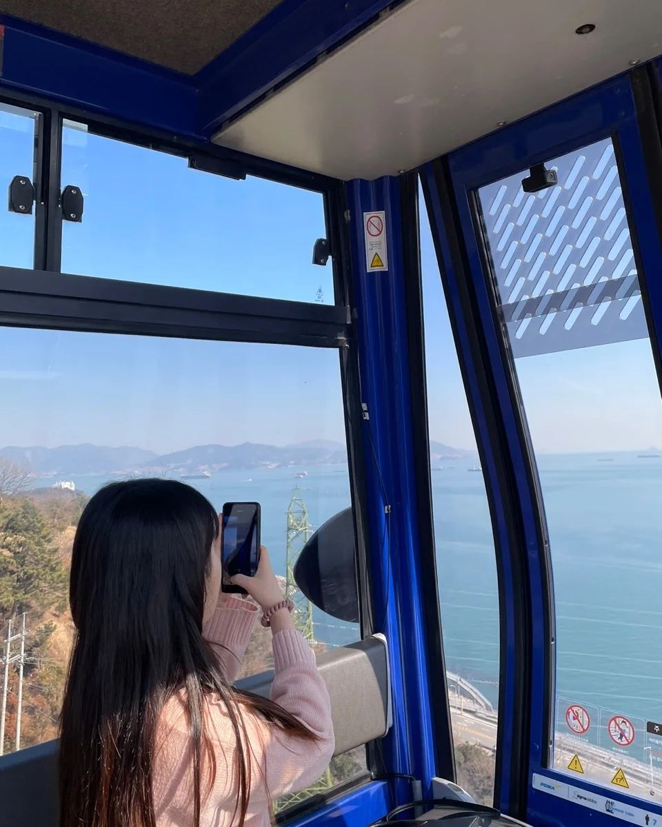 여수 가면 케이블카 필수⭐️

여수 풍경을 한눈에 감상할 수 있고 노을지는 시간대에 가면 정말 멋진 풍경 감상 가능🥺
케이블카에 블루투스 연결도 가능해서 노래도 듣고 풍경도 감상하고 일석이조🤍

🎈여수해상케이블카
▪️전남 여수시 돌산읍 돌산로 3600-1