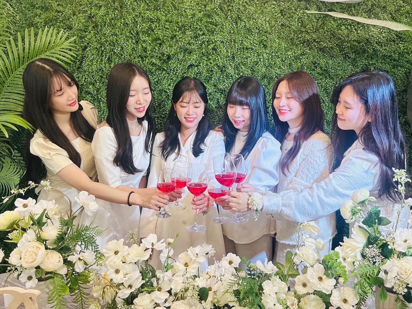 🎀Bridal Shower🎀

13년 동안 늘 함께해 준 친구들💗

함께 울고 웃고 기뻐해 주는 너네가 있어서
나 너무 행복해하고, 참 고마워!

이제 동네에서는 자주 못 봐도
주말에 부르면 너네 있는 곳으로 
달려갈게 ▼・ᴥ・▼

나 먼저 시집간다!
다들 어여 와 💗

#BridalShower #브샤 #브샤파티 
#브라이덜샤워 #나의작은아뜰리에