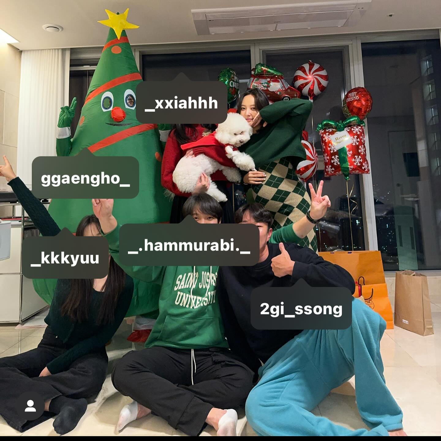 2023.12.24 🎄

넘모 행벅했던 올해 마지막 대환장 파티 🎈

넘모 성공적이었던 쓸모없는(?) 선물 🎁

햄벅합시다 ✨

#크리스마스 #크리스마스파티 #홈파티 #2023