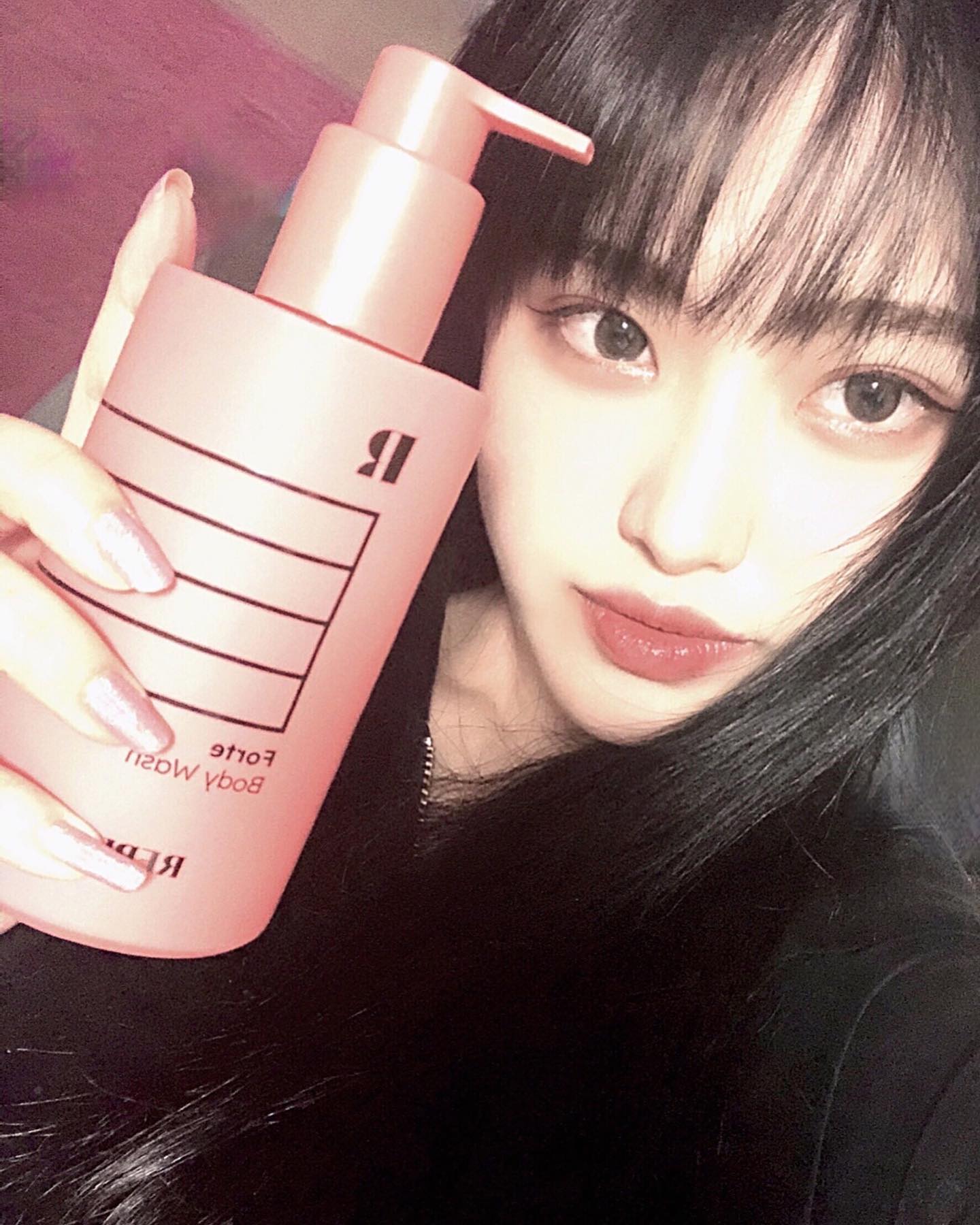 #광고 repeatm_official 
리핏엠 포르테 퍼퓸 바디워시

[TOP] PEACH
[MIDDLE] ROSE, JASMINE, MUGUET
[BASE] MUSK, AMBER, VANILLA

향수 뿌린듯 세련된 향이 나는 퍼퓸 바디워시🫧
풍성한 거품과 고급스러운 향으로 몸을 케어해줘요. 아쿠아리치 함유로 샤워 후에도 보습 케어가 가능해요.
리핏엠 바디워시로 인해 샤워시간이 너무 행복해졌구요, 선물로 보내주신 [포르테 퍼퓸 핸드크림]도 날씨로 인해 건조해진 제 손을 부드럽게 케어해줬어요 물론 향도 굿🤍